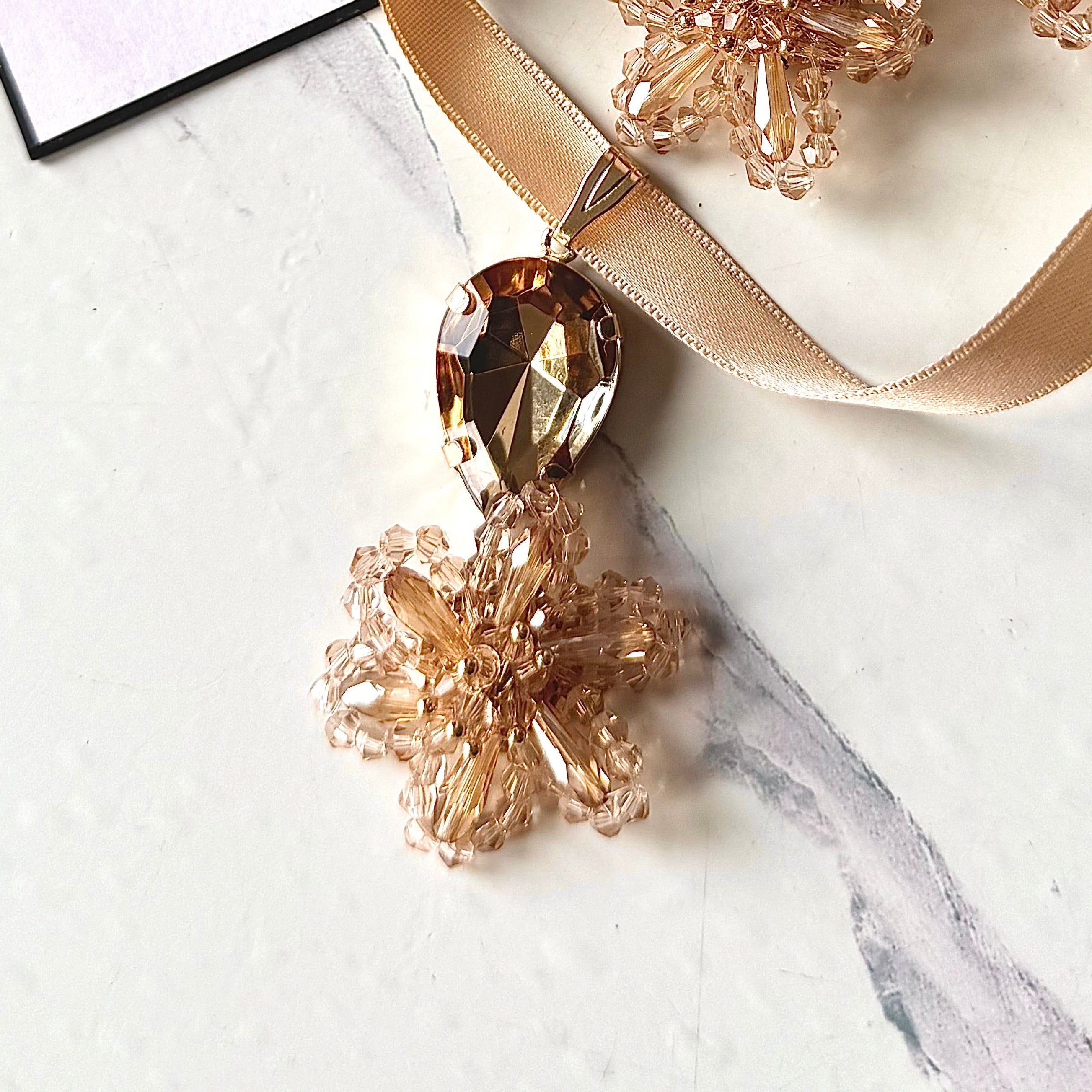 Ciondolo Sienna Champagne con cordone di raso