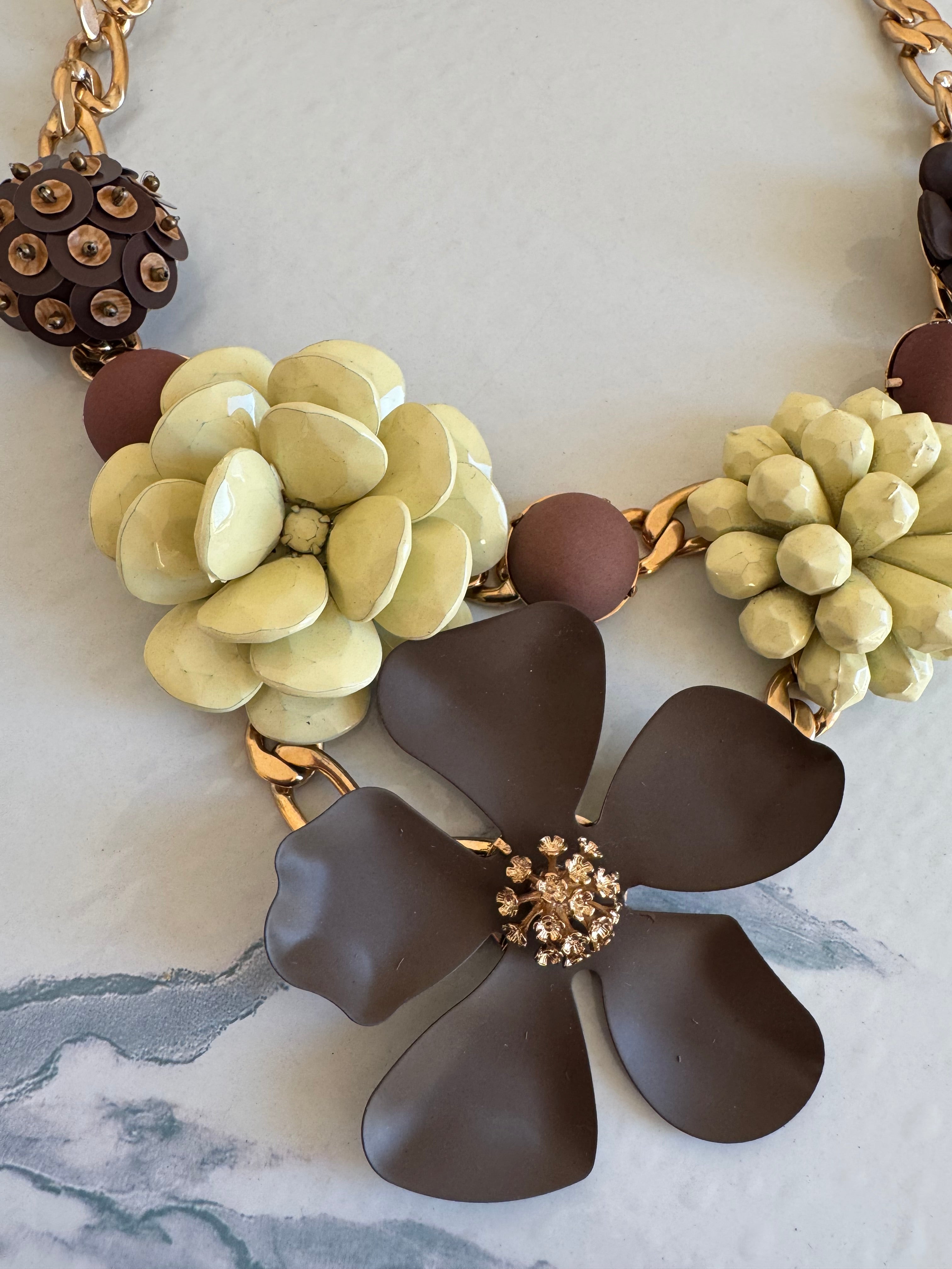 Collana "Monte Napoleone" - PEZZO UNICO Fiori cioccolato, cacao, banana lucido e pailettes cucite a mano