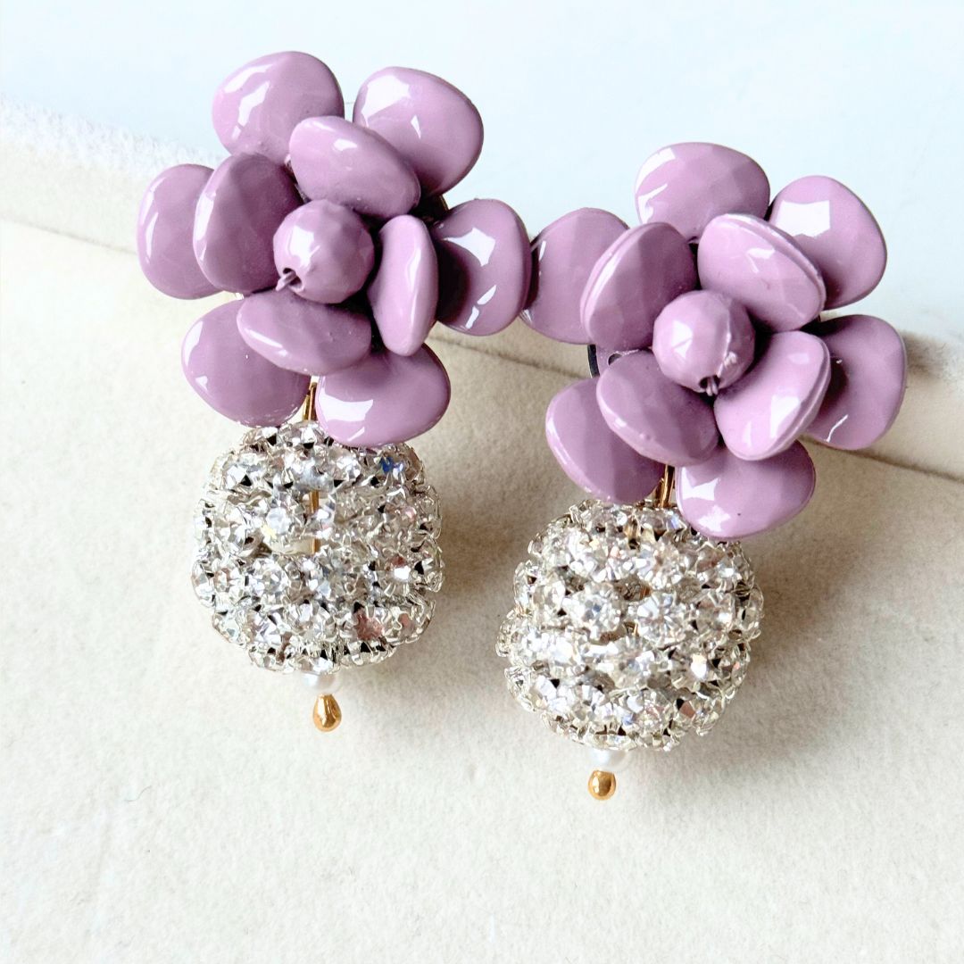 Orecchini Margherita Lilla lucido con sfera di cristalli