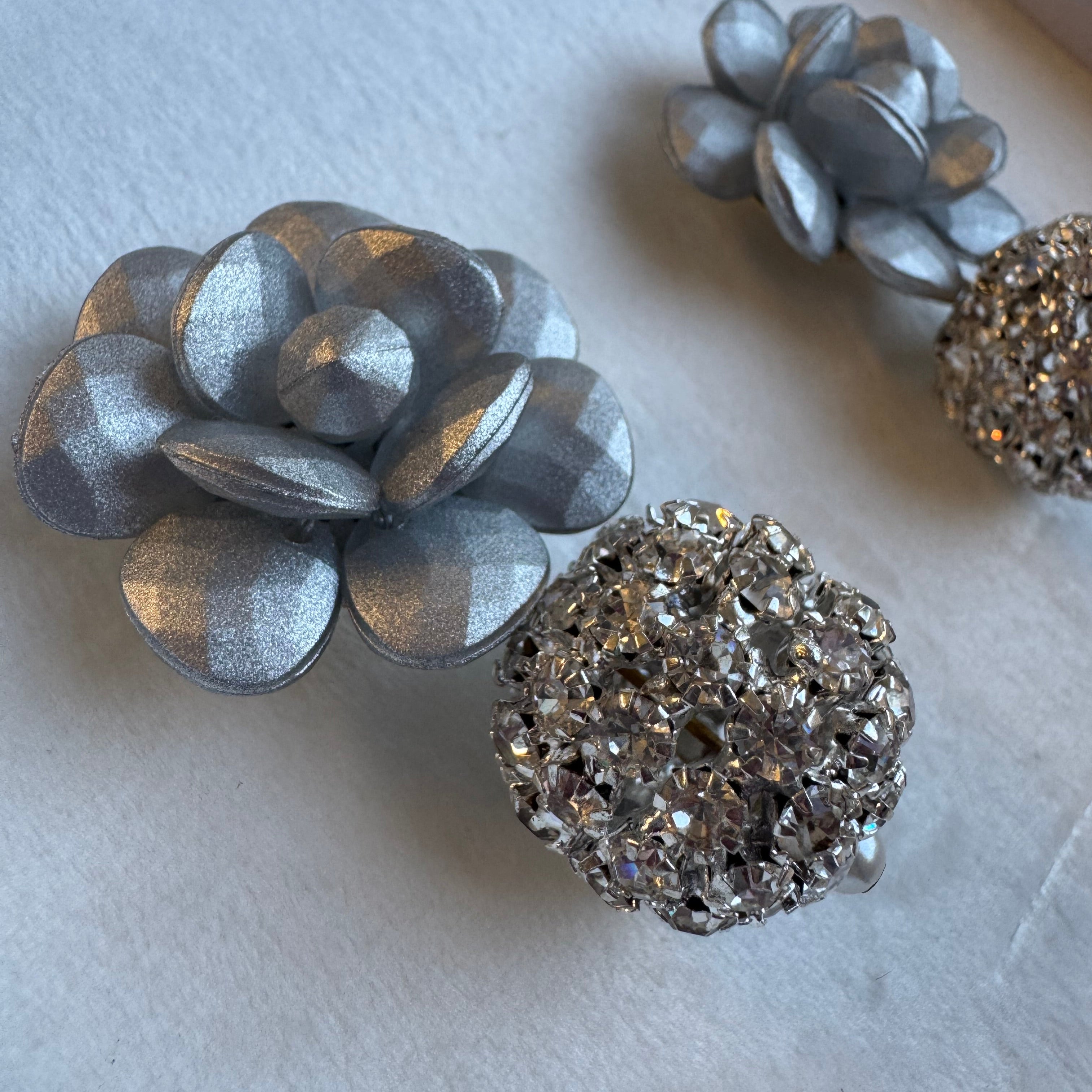 Orecchini Margherita Argento Effetto Seta con sfera di cristalli