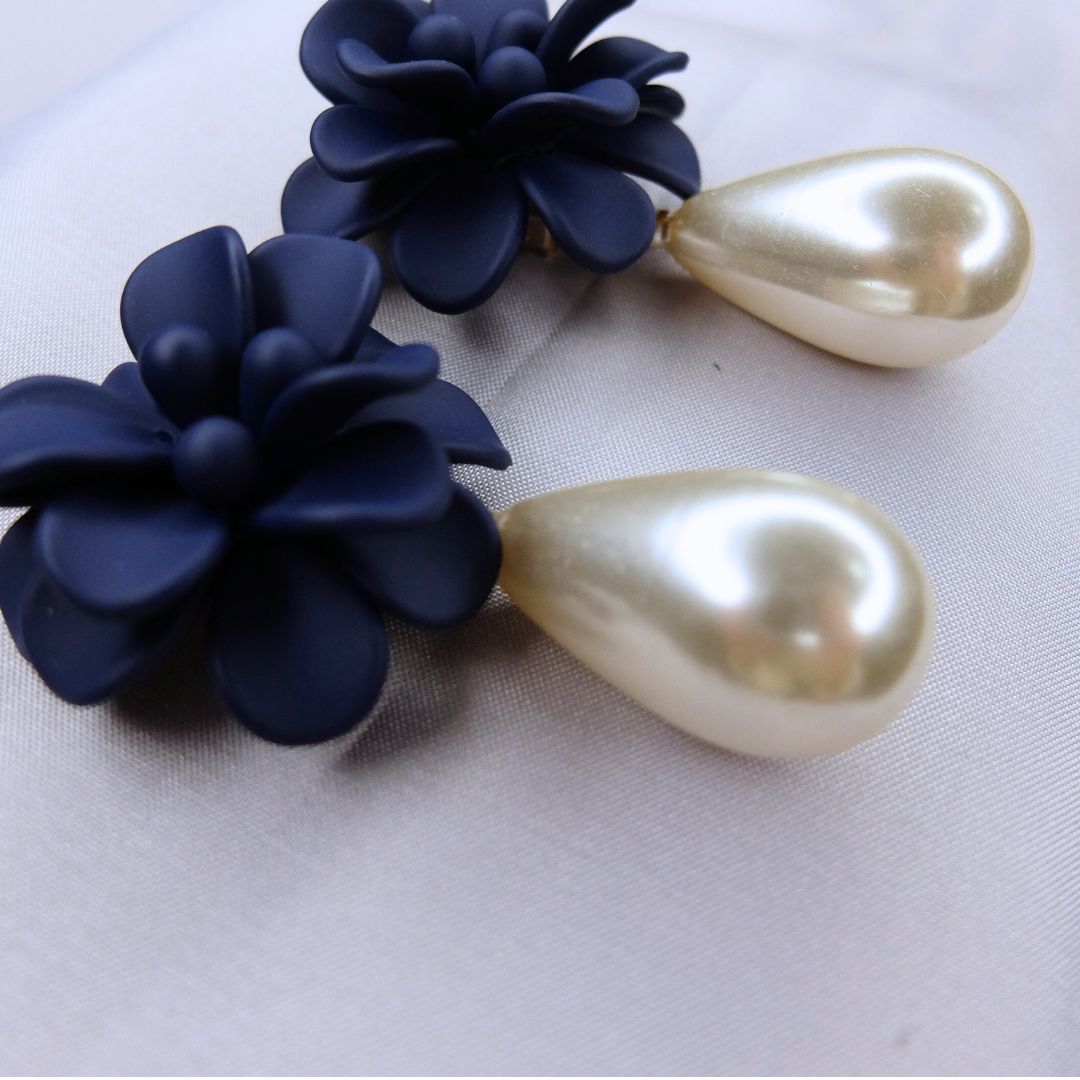 Orecchini Ibisco Blu Seta con perla pendente