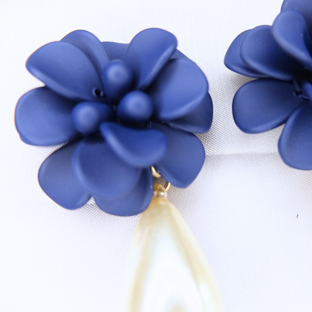 Orecchini Ibisco Blu Seta con perla pendente