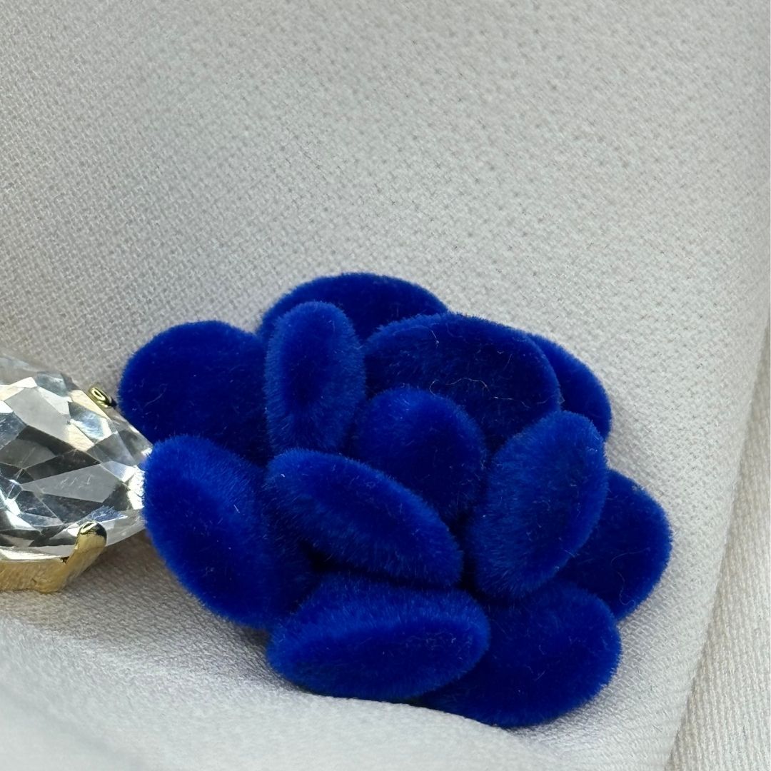 Ciondolo Margherita Blu elettrico velluto con nastro in raso