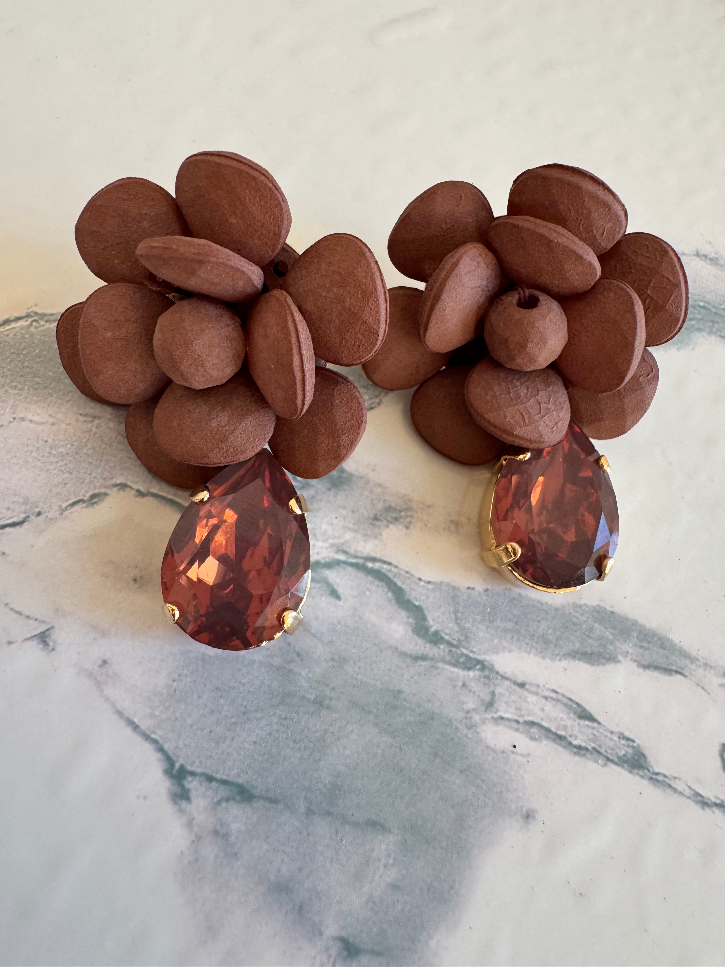 Orecchini Margherita Cacao Effetto Seta - con goccia cristallo