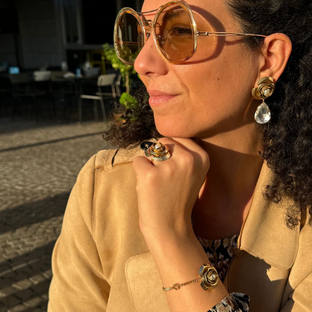 Anello Peonia Golden con Perla Centrale