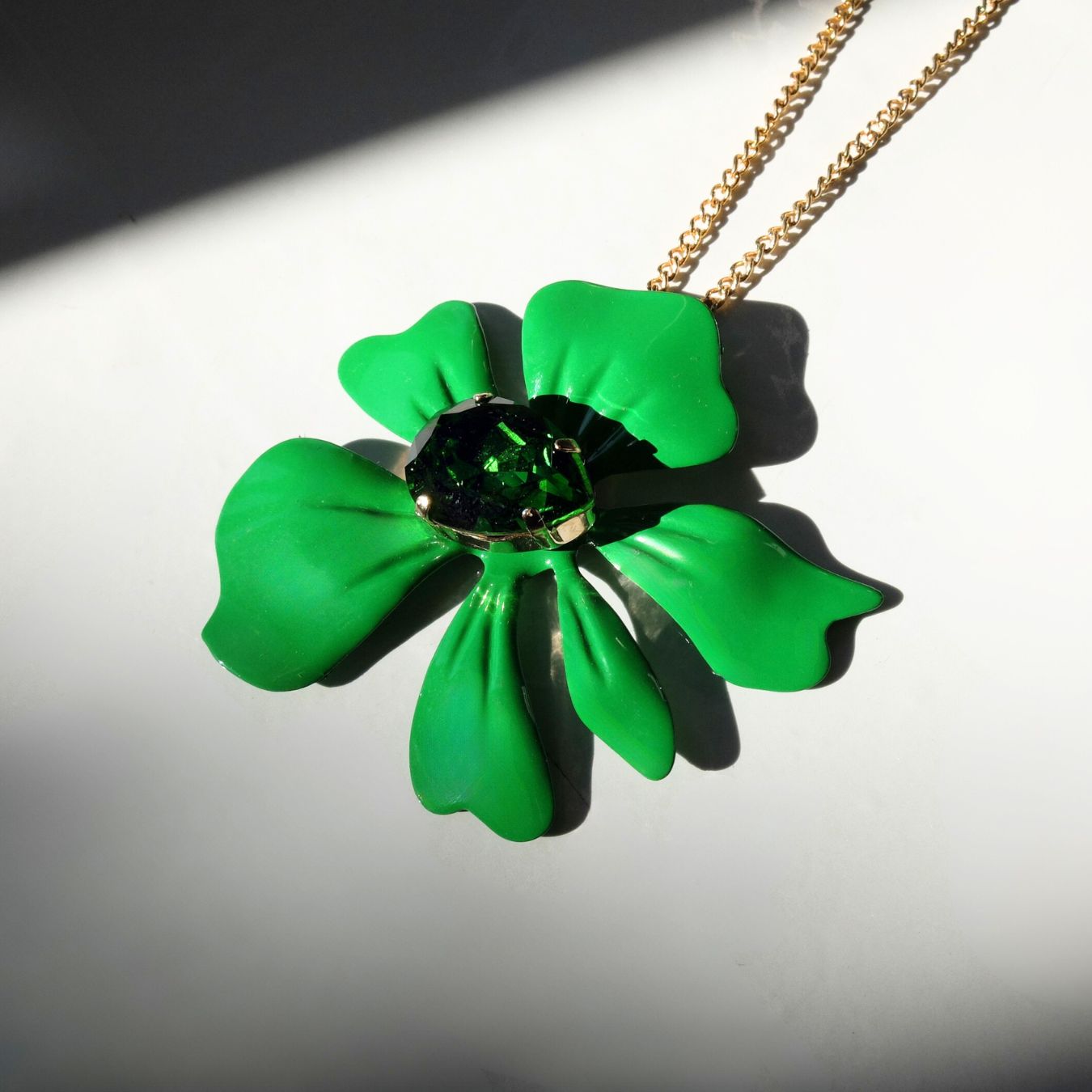 Ciondolo "Palma" con pietre dipinte in verde smeraldo
