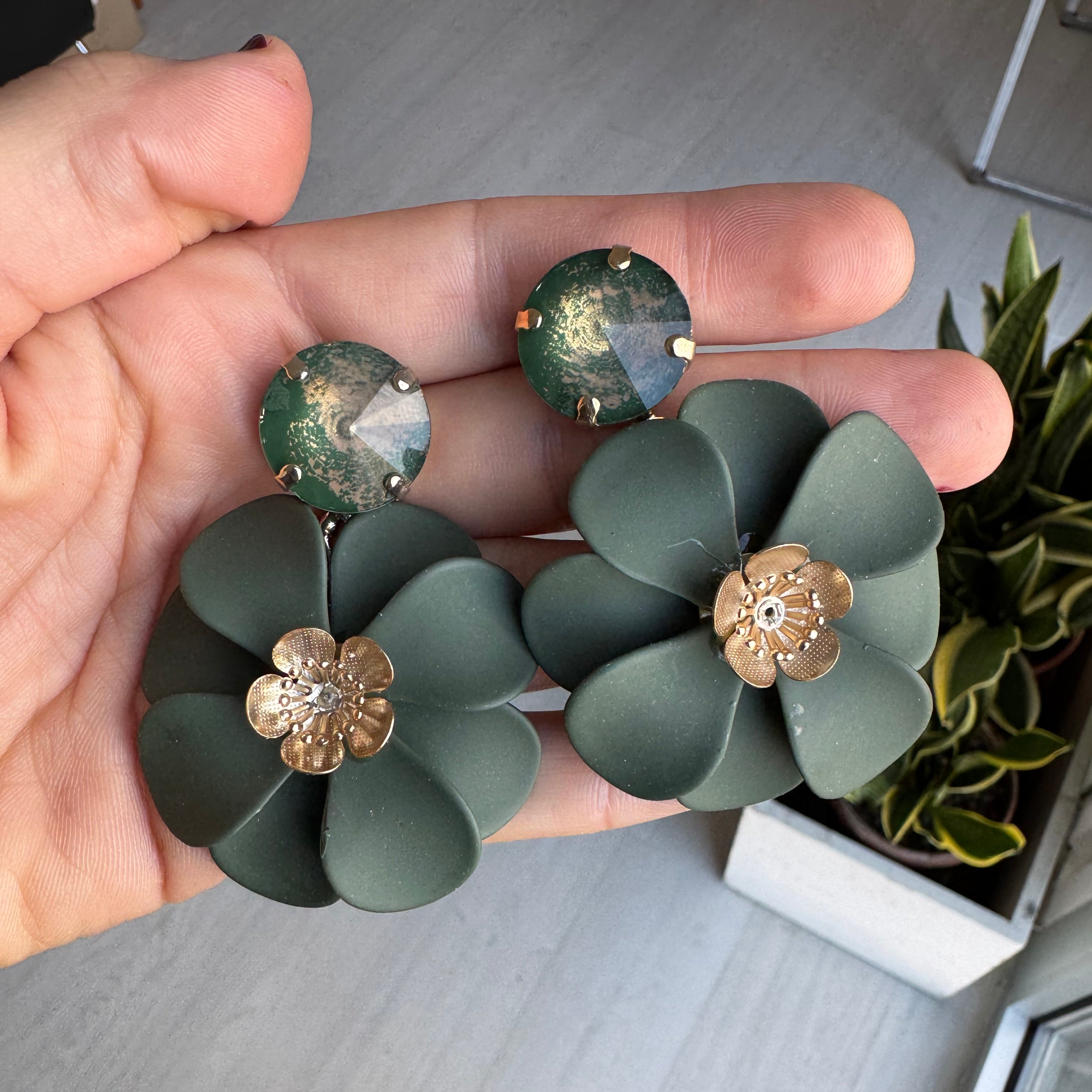 Orecchini Petalo maxi Verde Militare effetto seta con fiore centrale