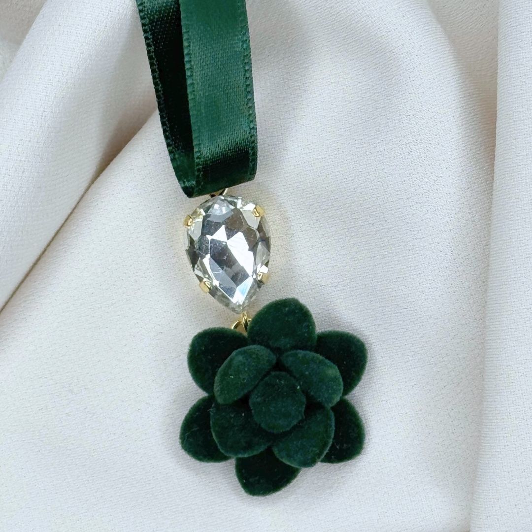 Ciondolo Giglio Verde Foresta velluto con nastro in raso