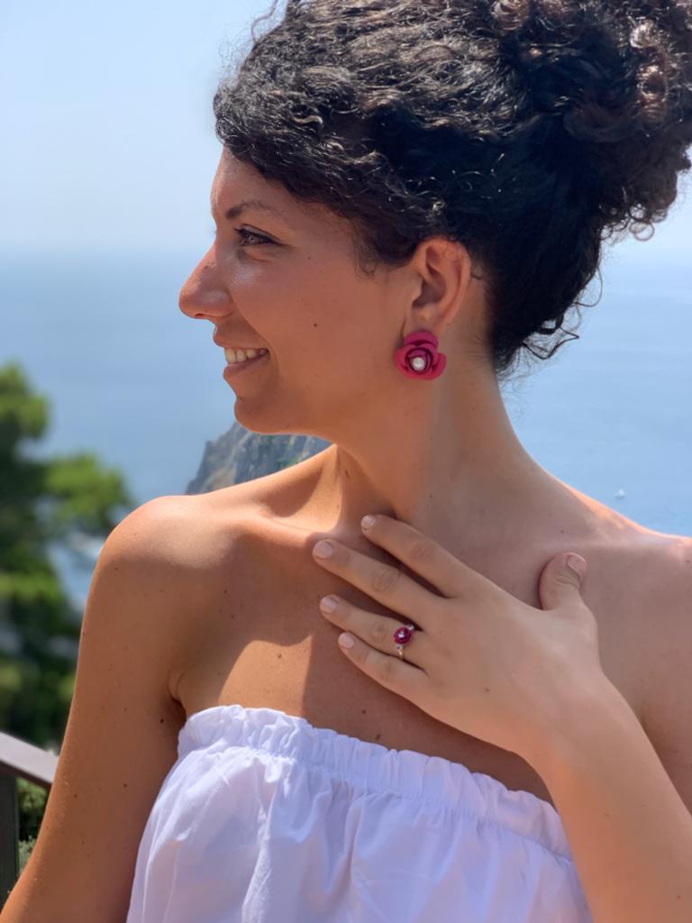 Orecchini a lobo "Peonia" Single - Fucsia con cristallo centrale