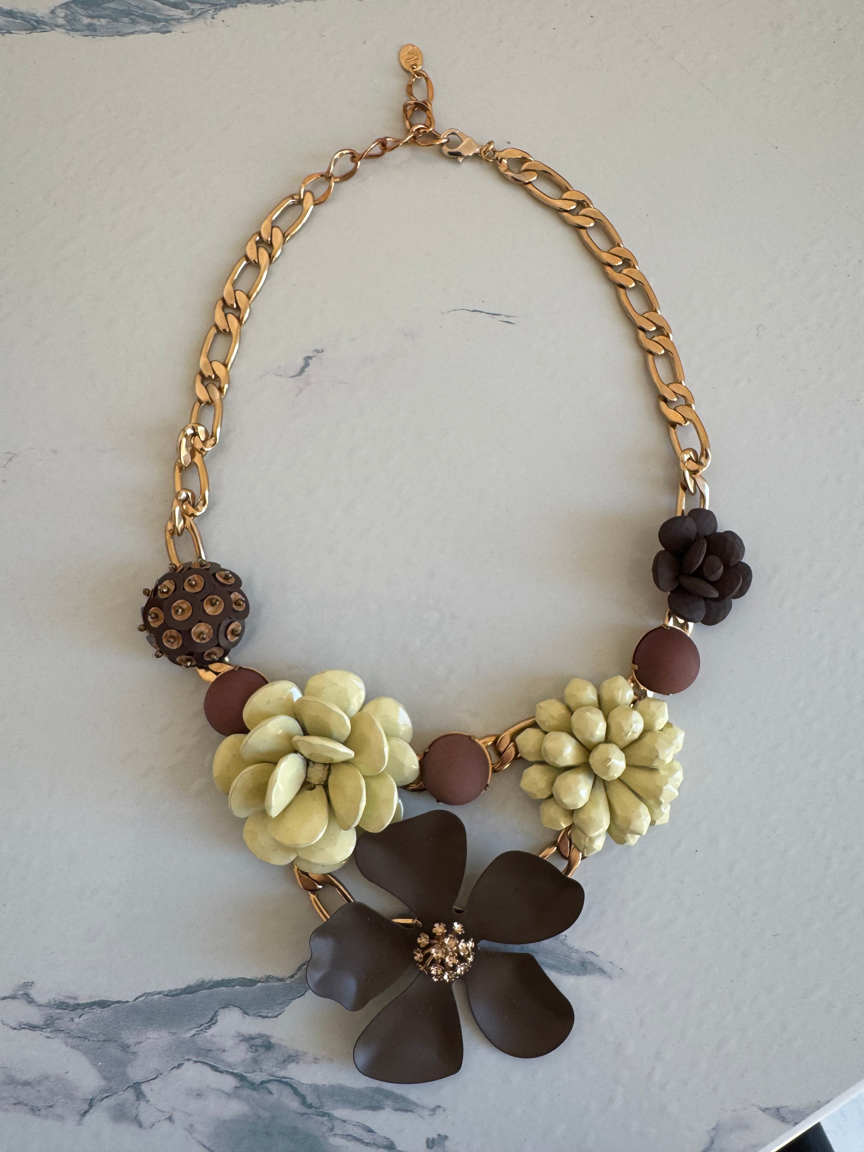 Collana "Monte Napoleone" - PEZZO UNICO Fiori cioccolato, cacao, banana lucido e pailettes cucite a mano