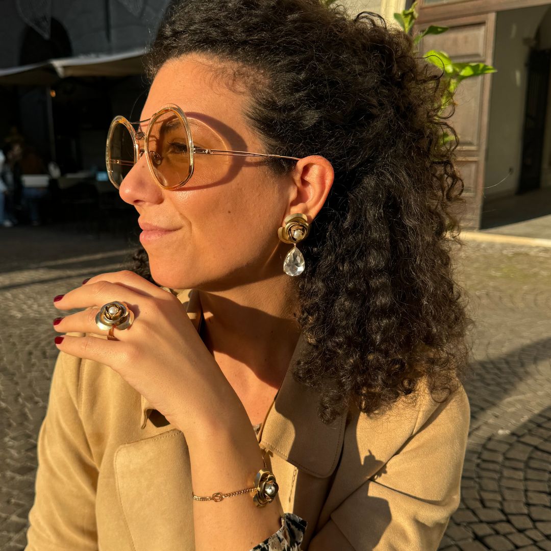 Anello Peonia Golden con Perla Centrale