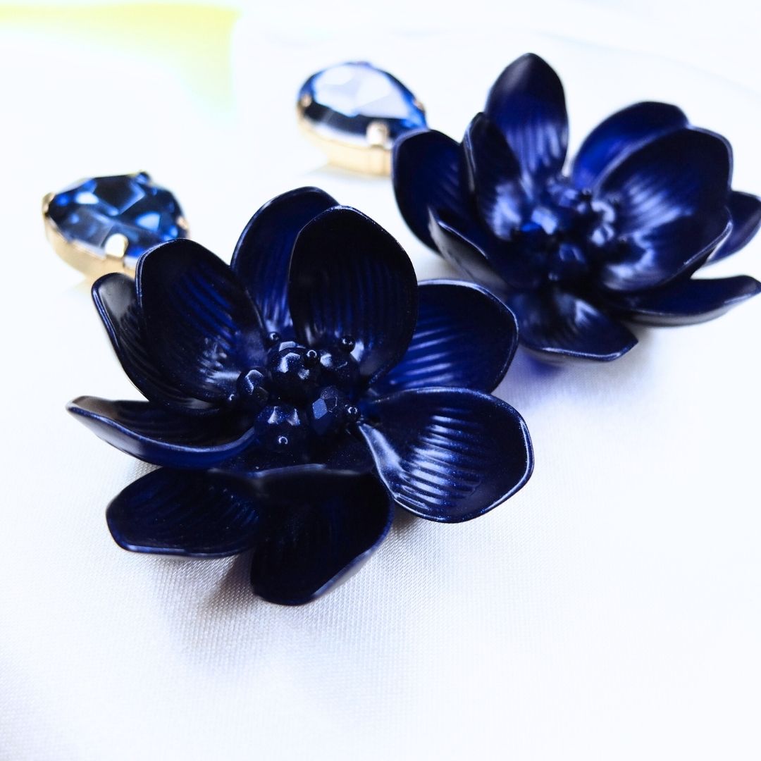 Orecchini Fiore di Loto Blu Lucido con goccia Zaffiro