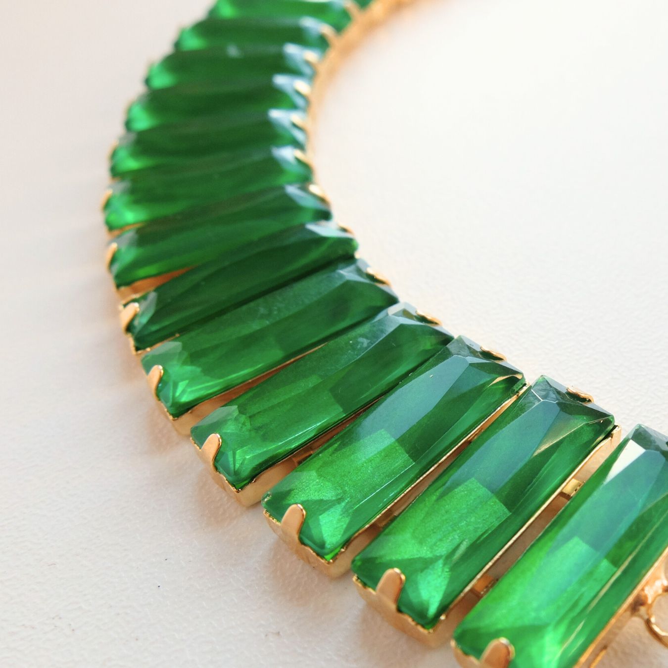 Collier "Iside" con pietre dipinte in Verde Giada