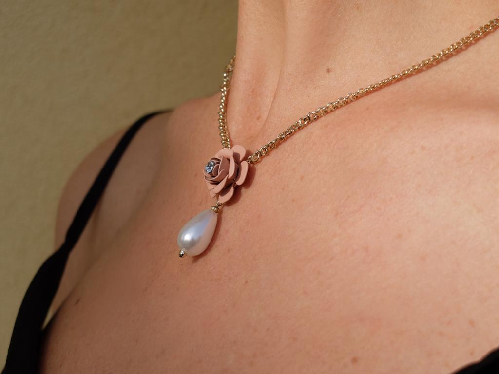 Collana a ciondolo "Camelia" Rosa Cipria con Perla pendente