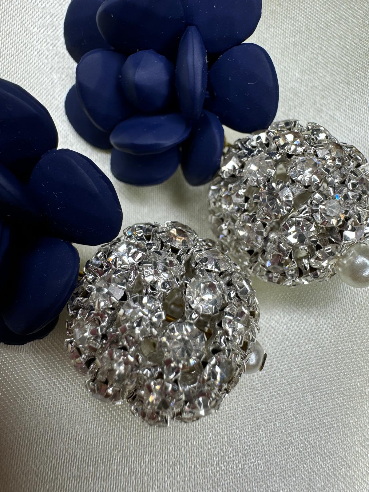 Orecchini Margherita Blu Seta con sfera di cristalli