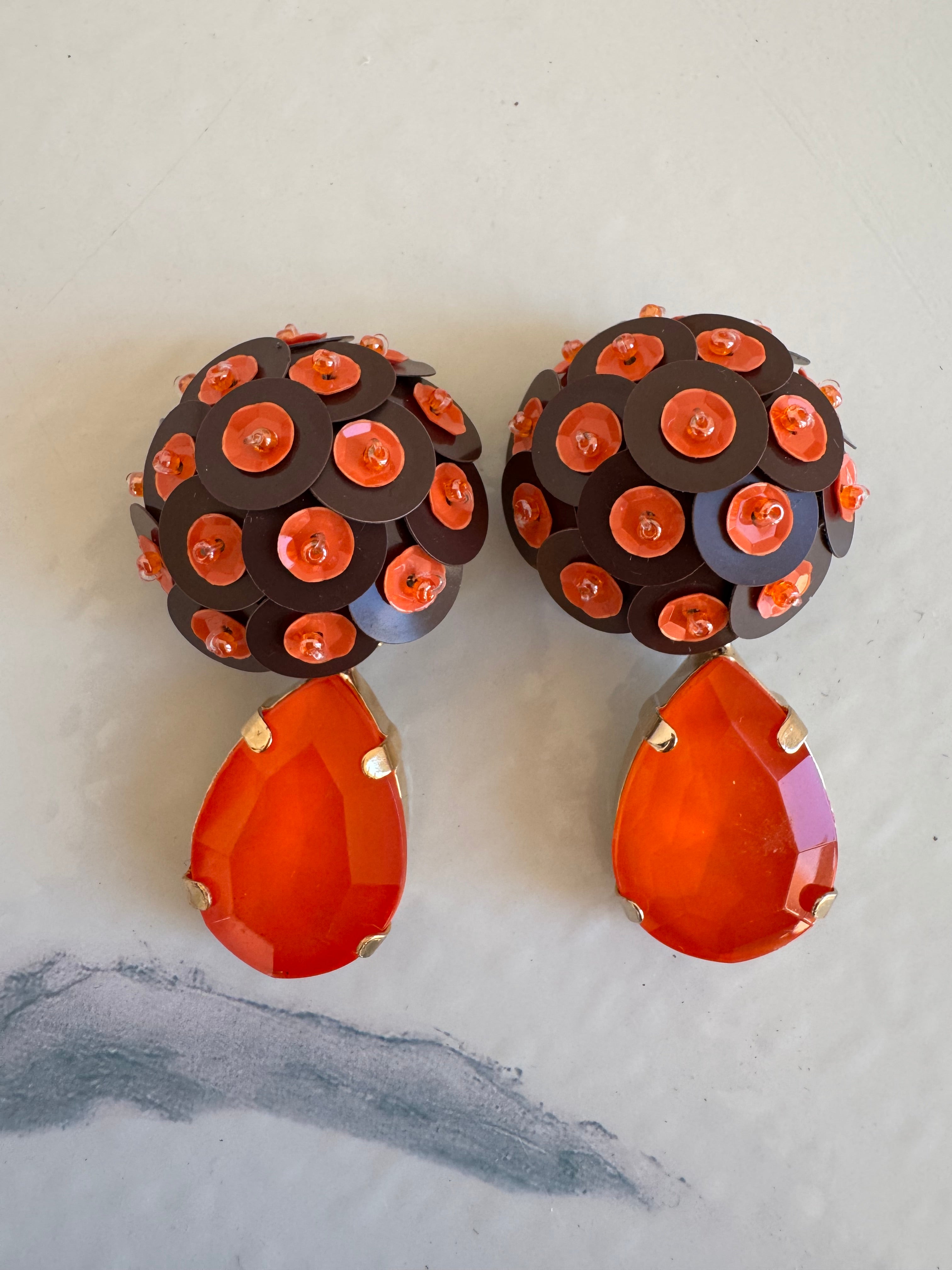 Orecchini "Perle cucite"- Cioccolato e Arancio con goccia