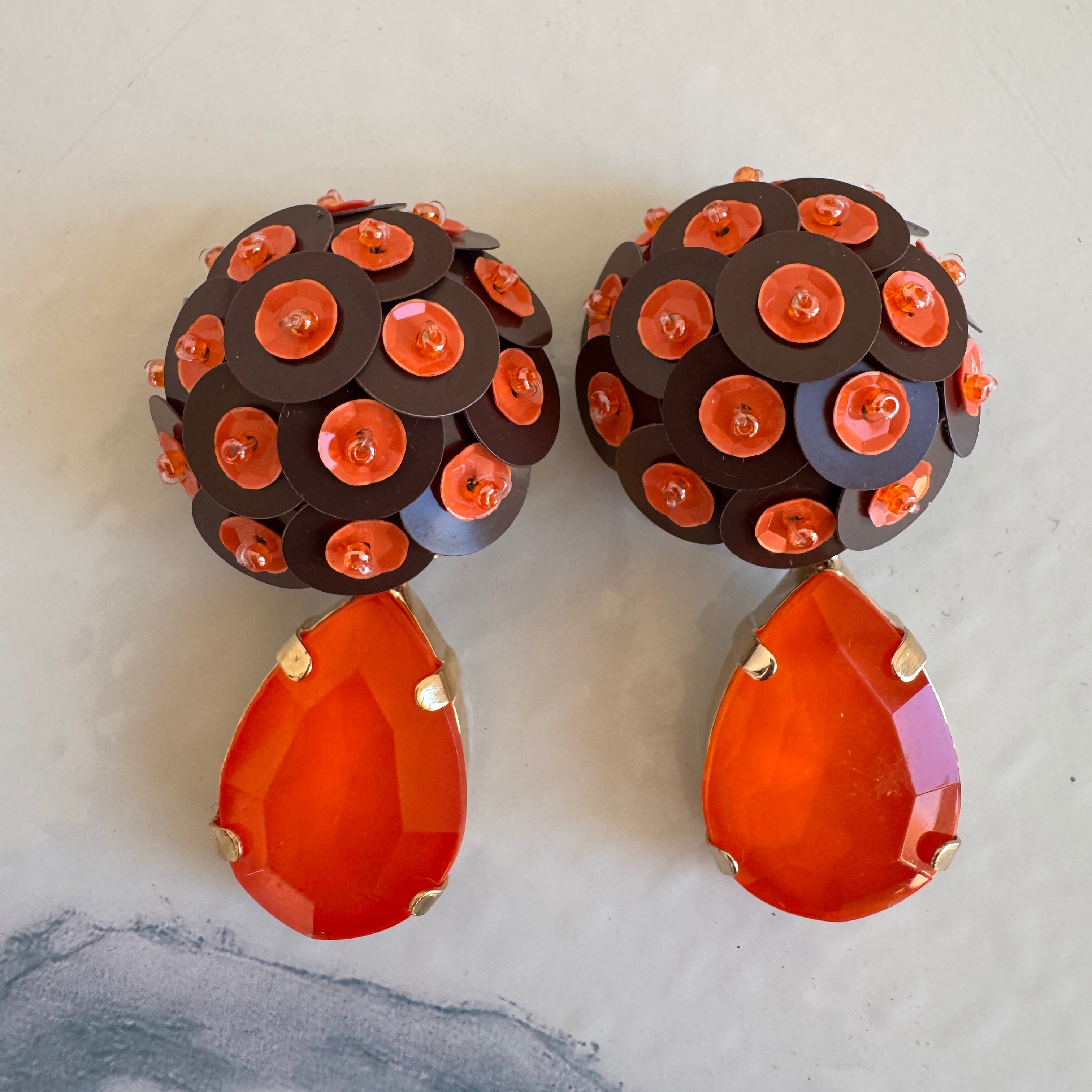 Orecchini "Perle cucite"- Cioccolato e Arancio con goccia