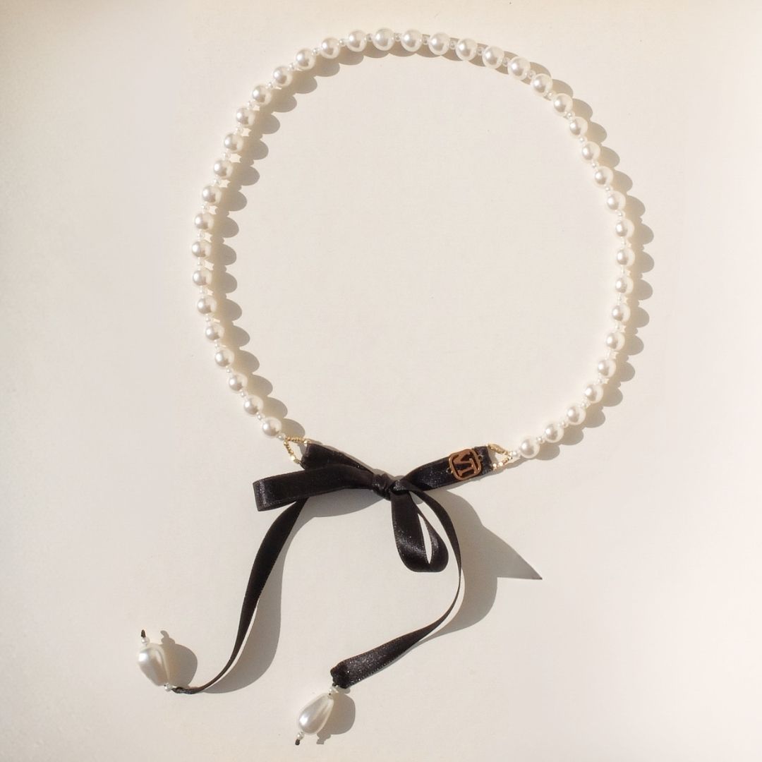Holly necklace in pearls and black satin