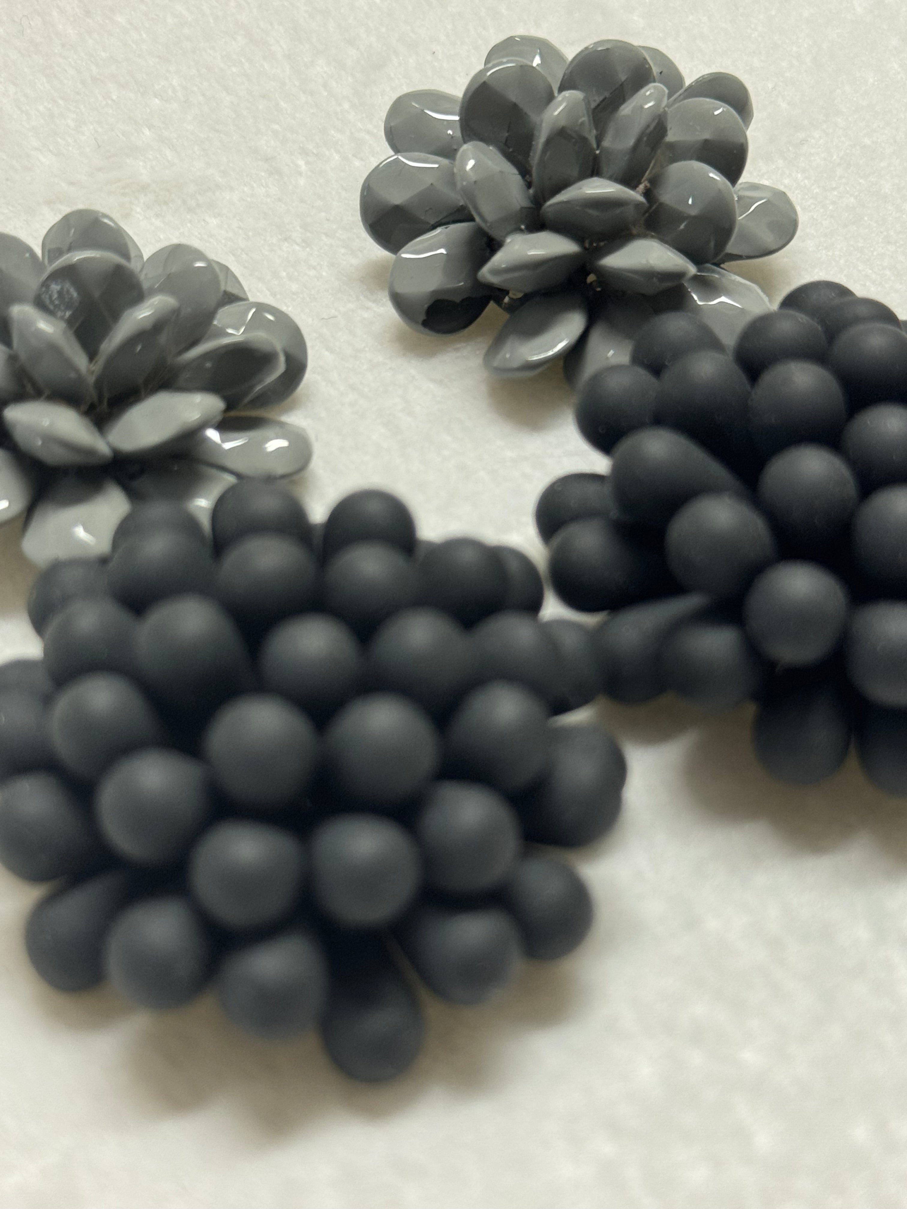 Orecchini Dalia Antracite effetto seta con ninfea grigio lucido