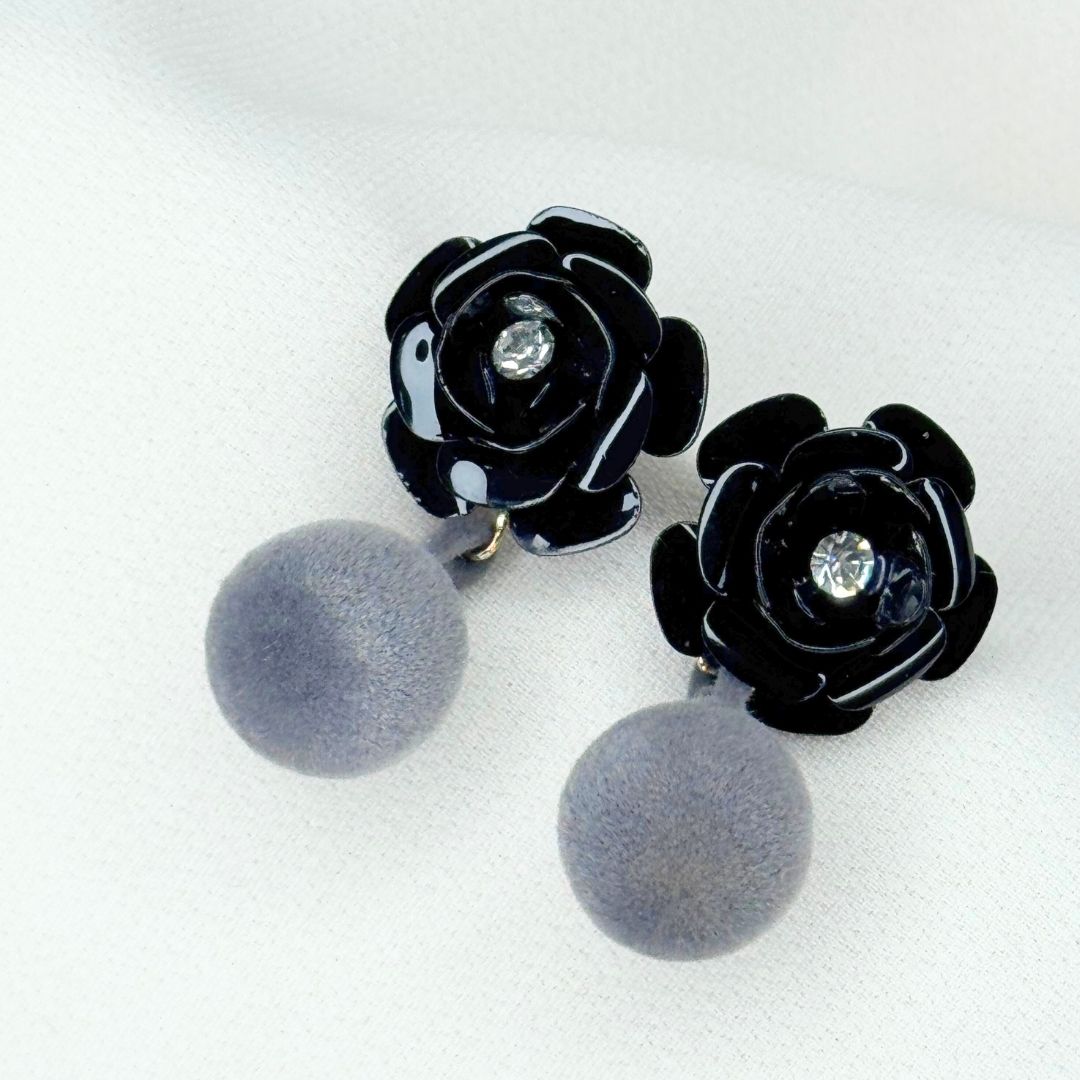 Orecchini Camelia Nero Lucido con perla in velluto grigio