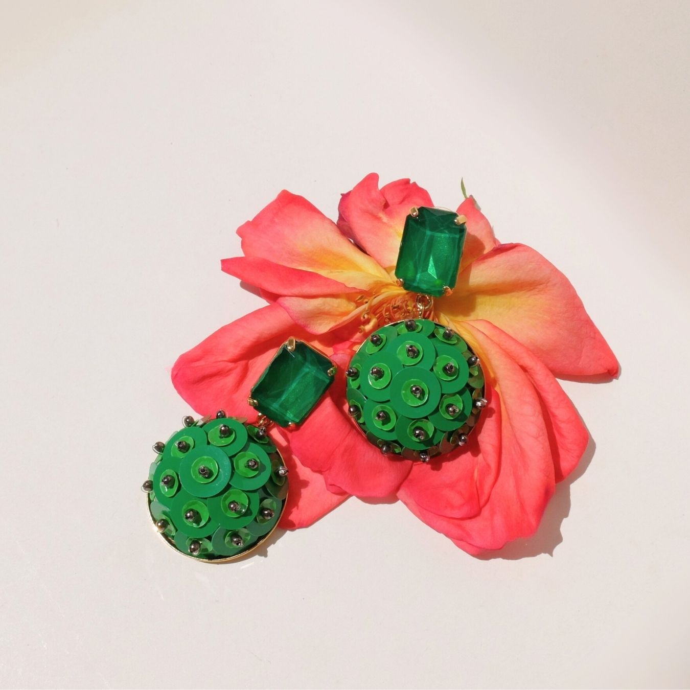 Orecchini Perle del Nilo in pailettes - Verde Giada Pendenti