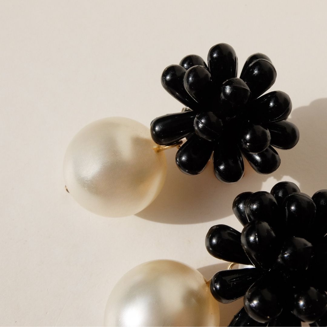 Orecchini Mimosa Nero Lucido con Perla pendente