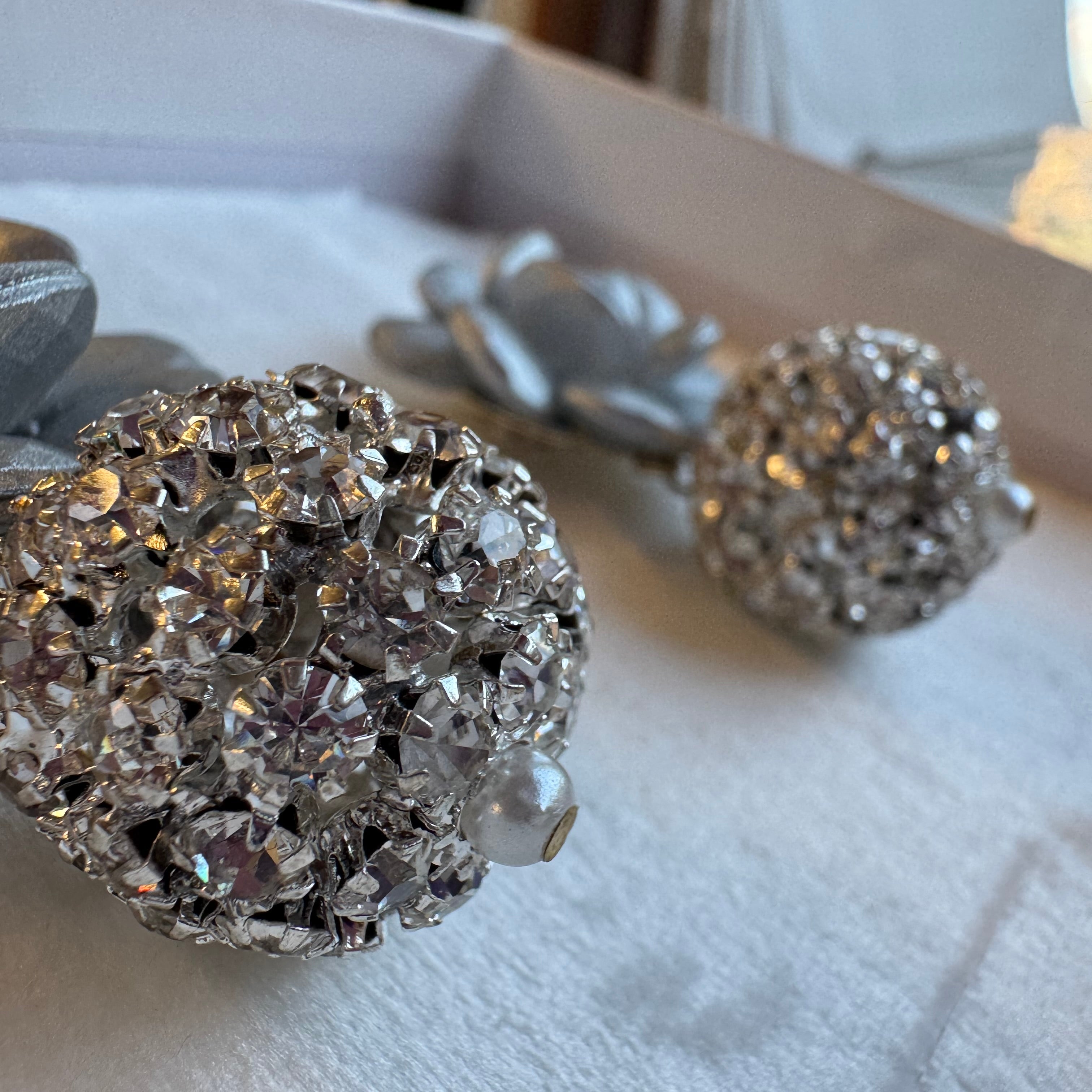 Orecchini Margherita Argento Effetto Seta con sfera di cristalli
