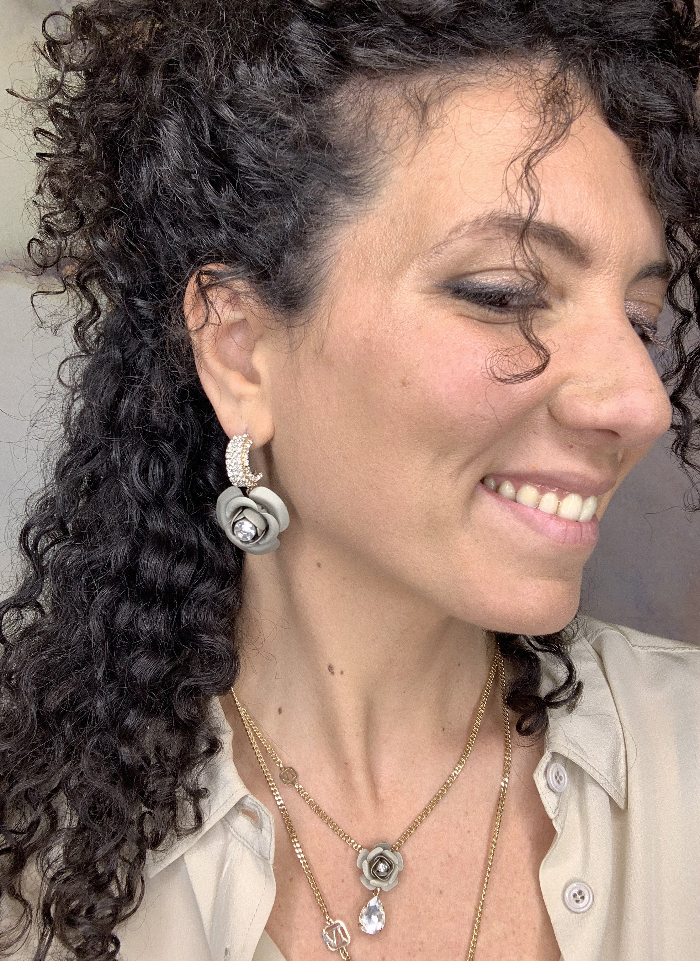 Collana a ciondolo "Camelia" - Platino metallizzato con Goccia in Cristallo