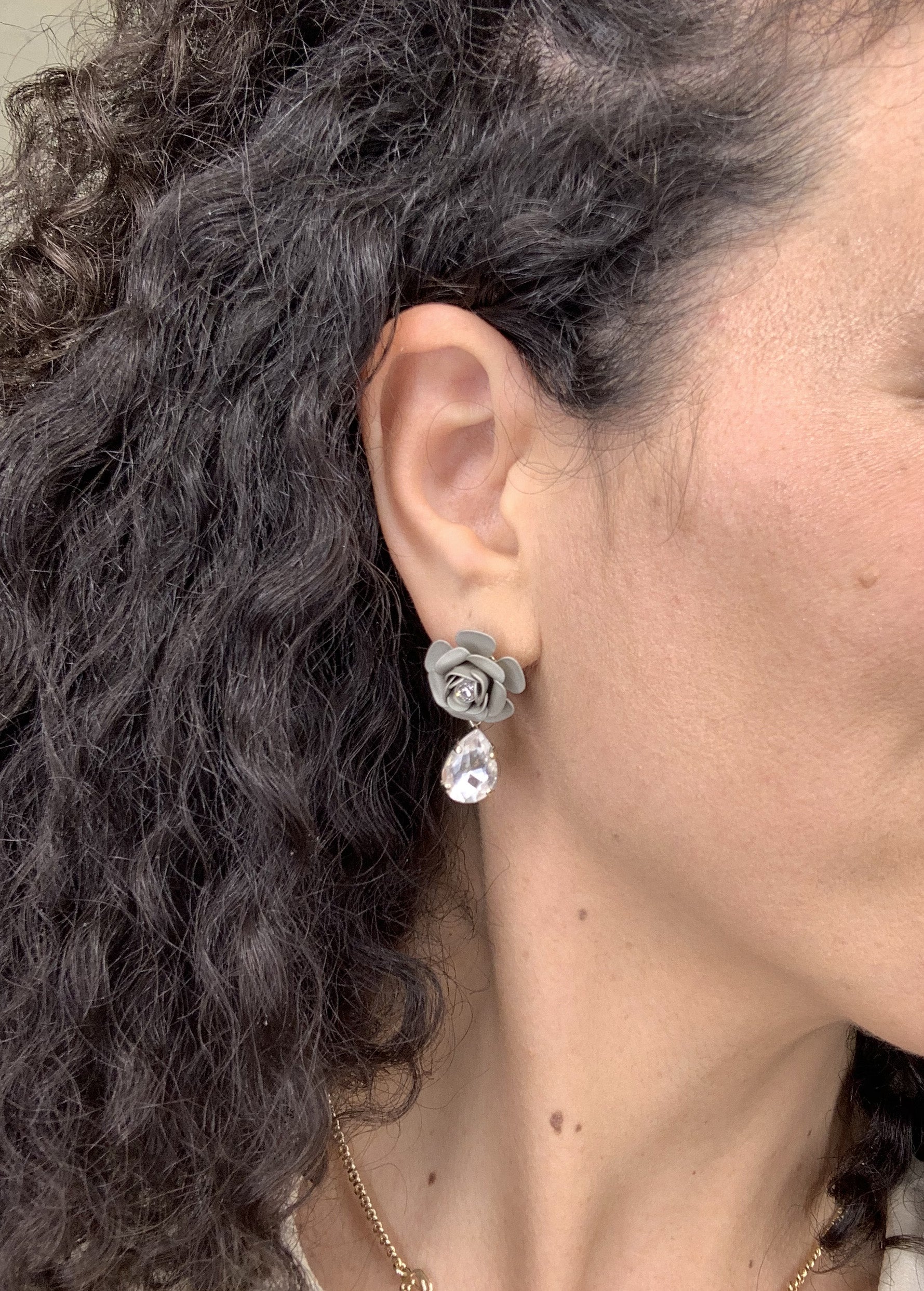 Orecchini pendenti "Camelia" Platino con Goccia Cristallo