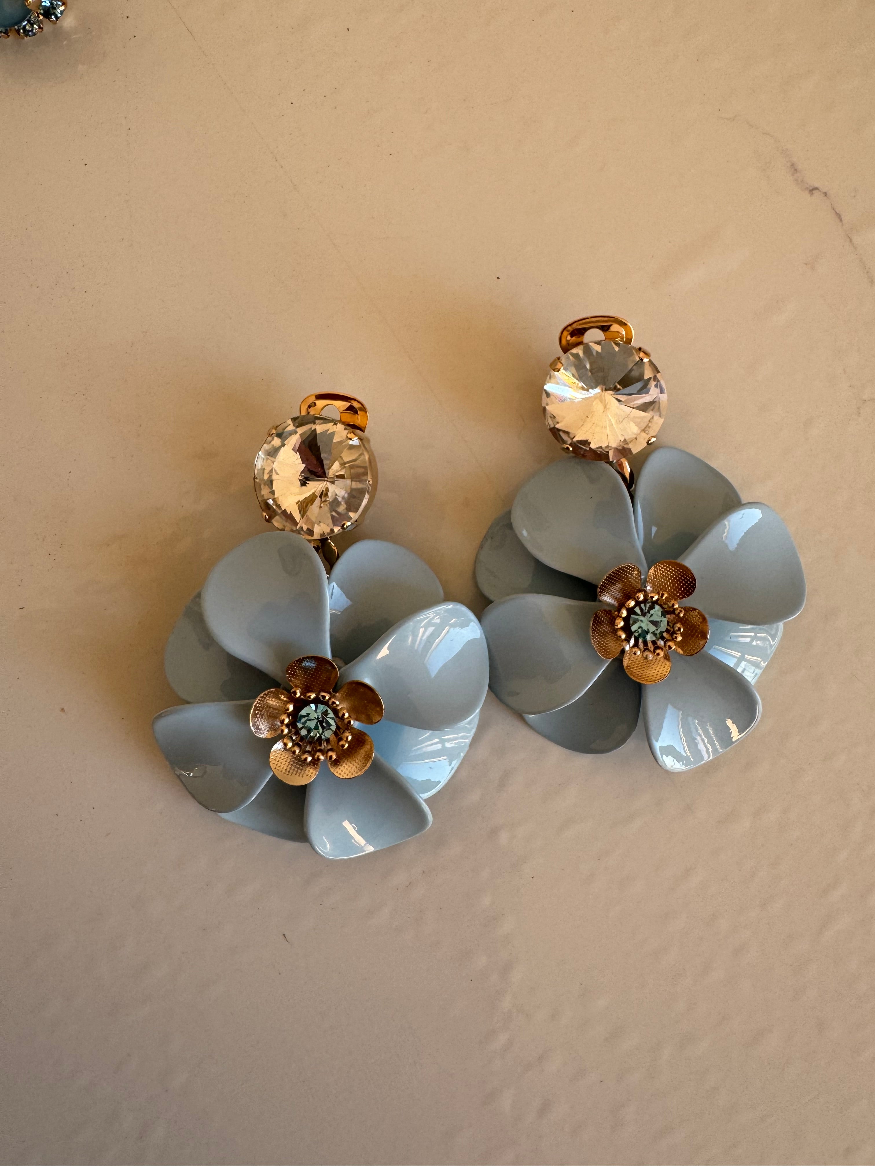 Orecchini "Petalo" Azzurro Carta da zucchero - con fiore dorato centrale