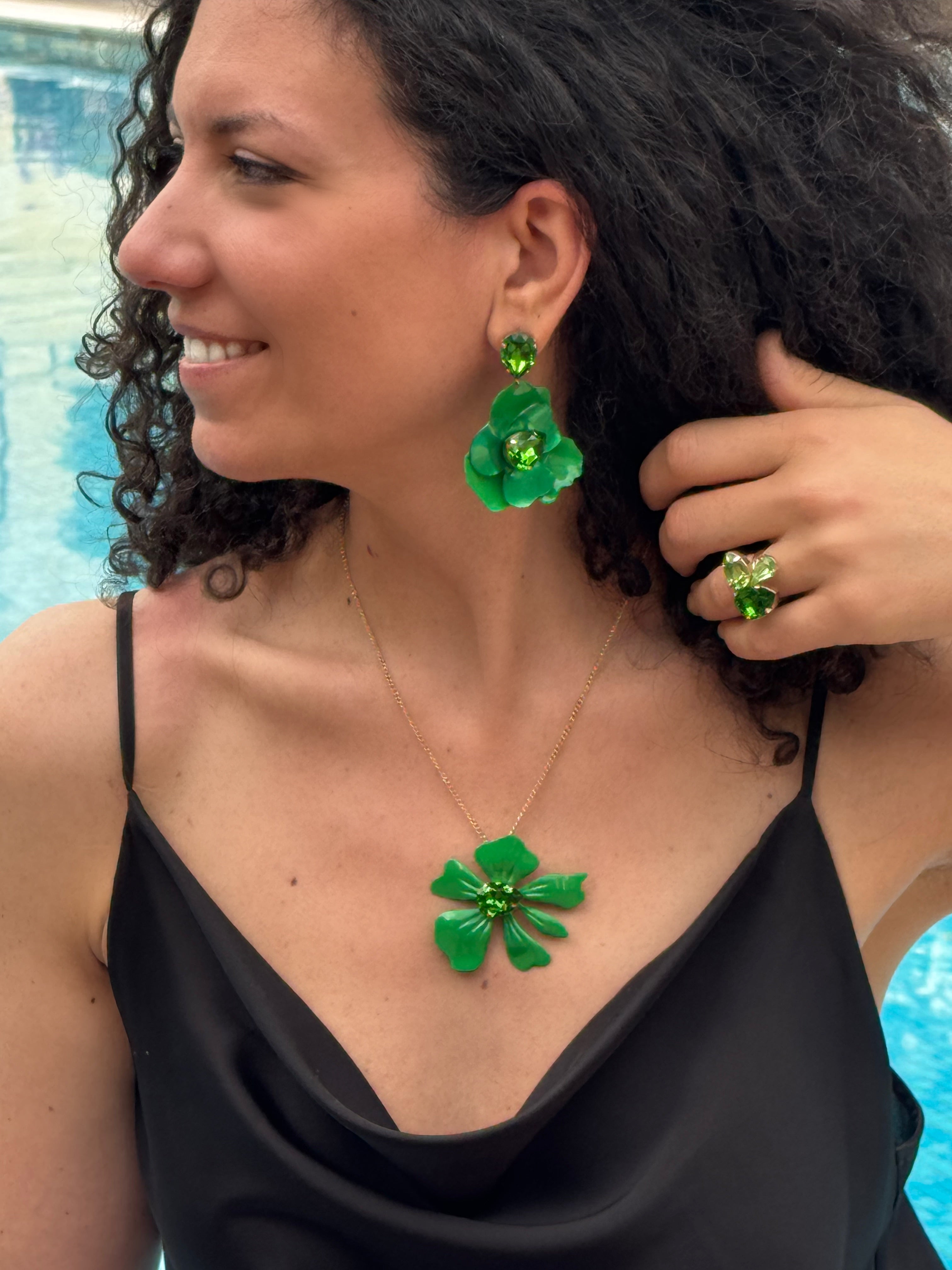 Ciondolo "Palma" con pietre dipinte in verde smeraldo