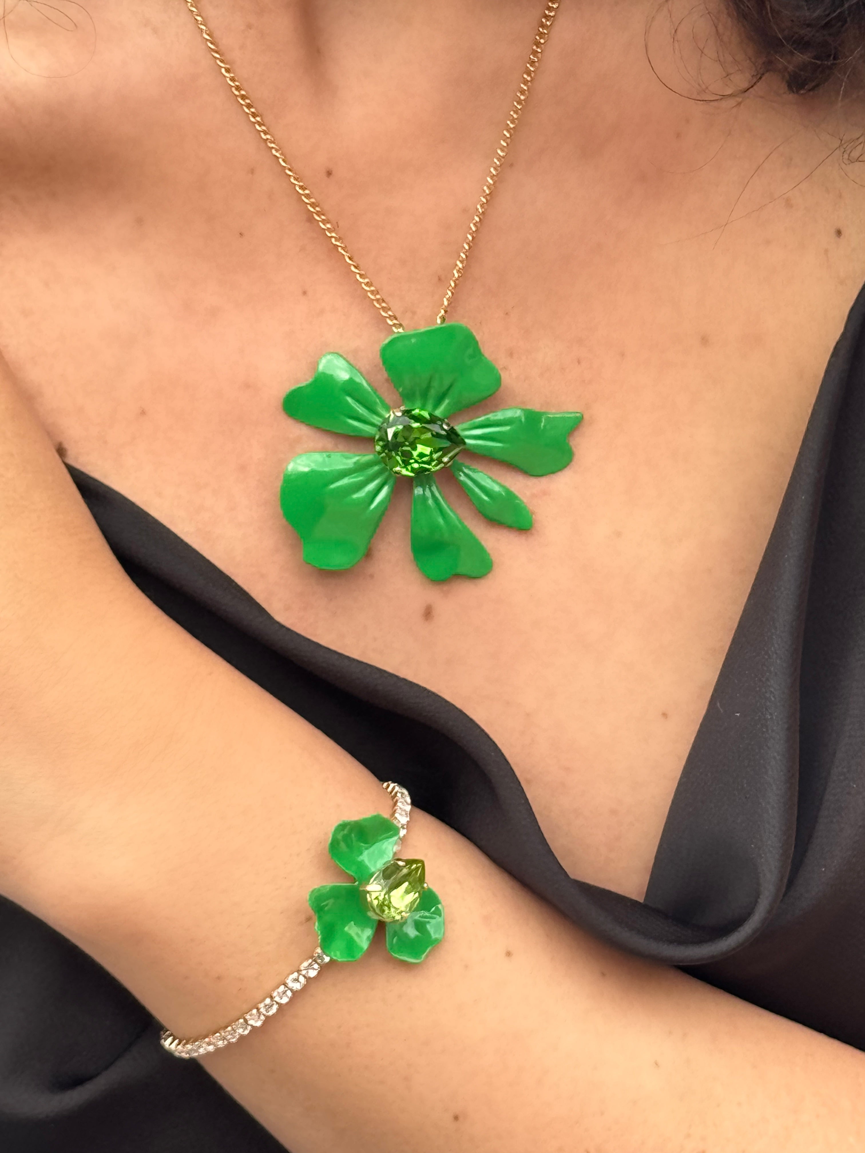 Ciondolo "Palma" con pietre dipinte in verde smeraldo