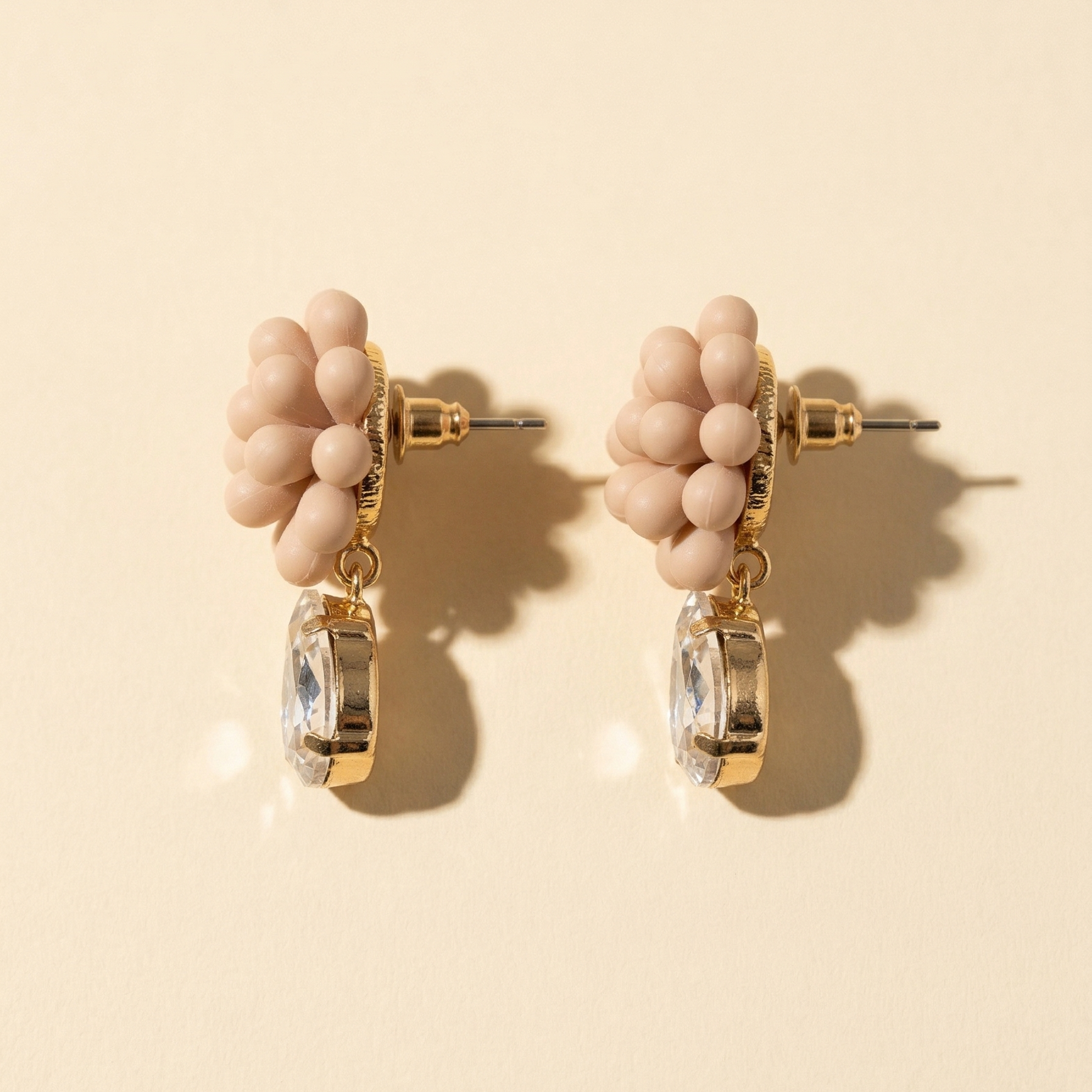 Orecchini Mimosa Beige con goccia in cristallo