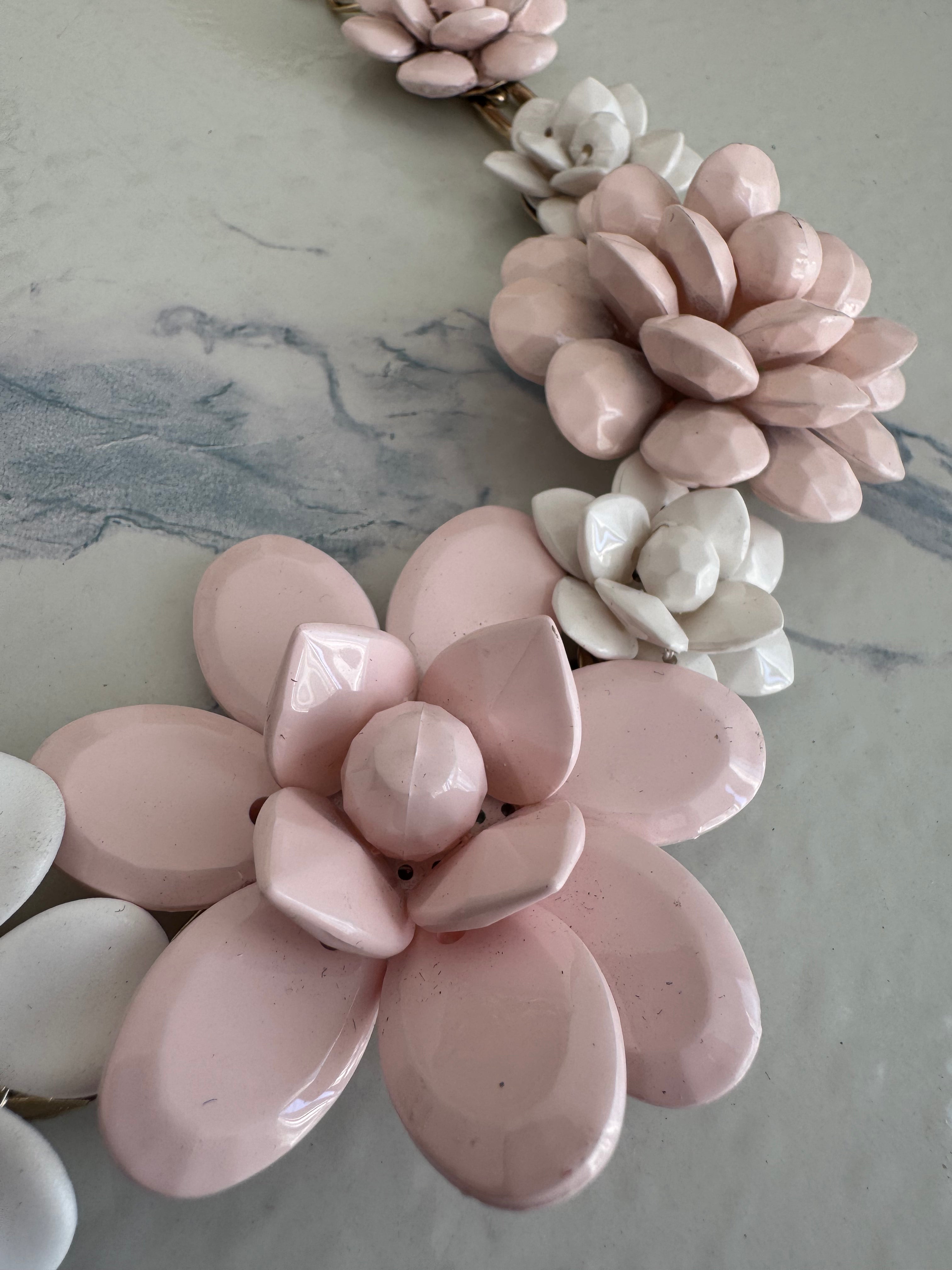 Collana "Rialto" - PEZZO UNICO Fiori rosa cipria, Bianco crema e fiori dorati