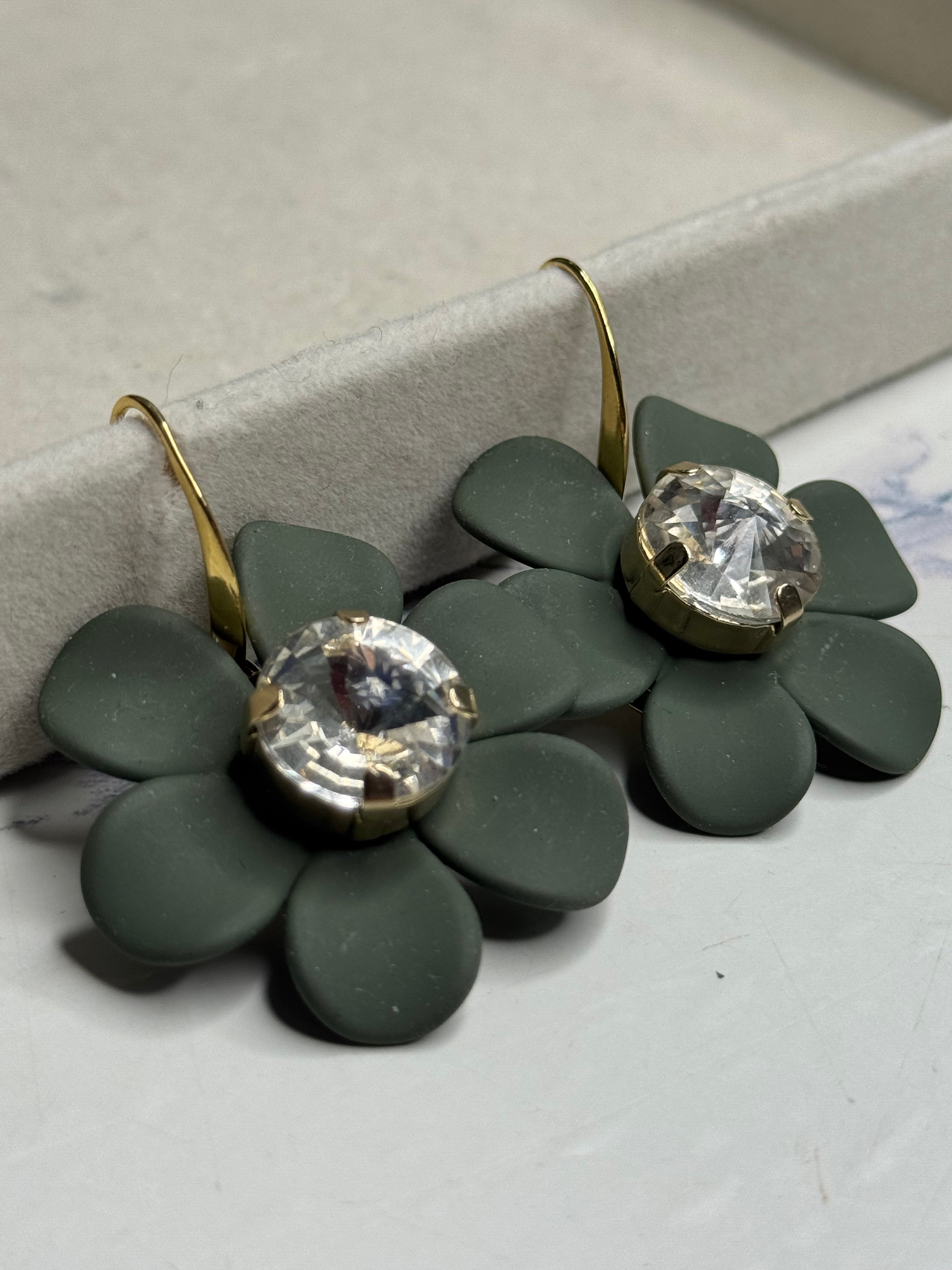 Orecchini Petalo Verde Militare Seta con cristallo centrale