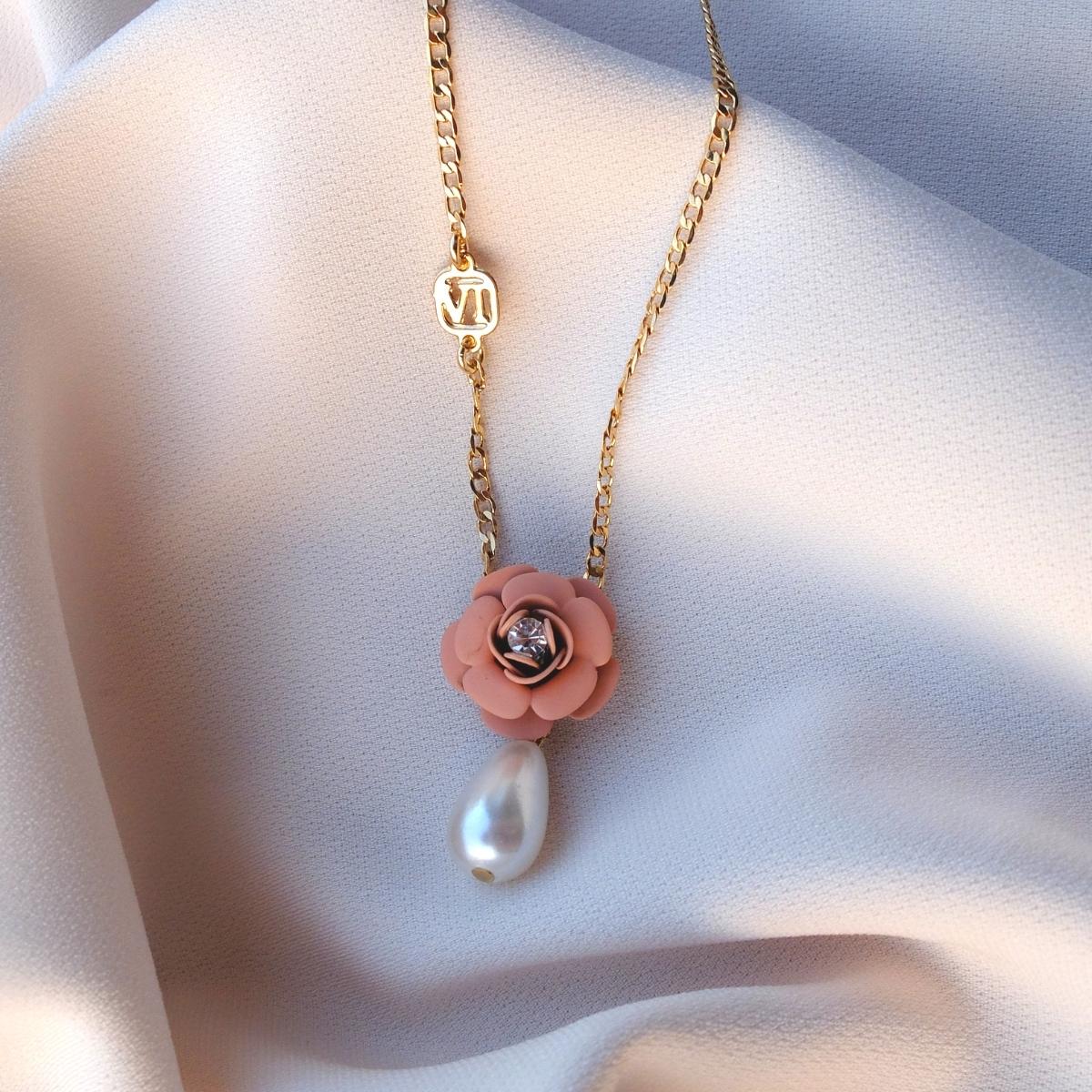 Collana a ciondolo "Camelia" Rosa Cipria con Perla pendente