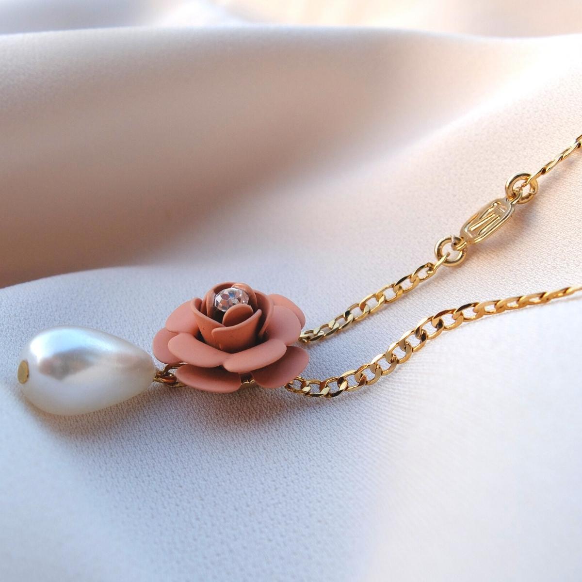 Collana a ciondolo "Camelia" Rosa Cipria con Perla pendente