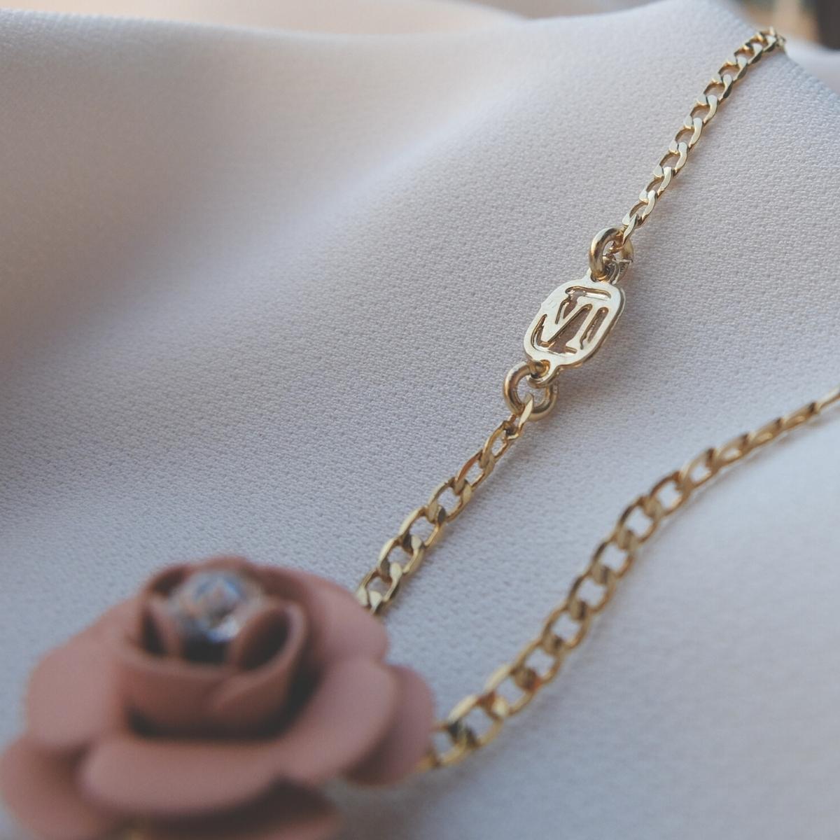 Collana a ciondolo "Camelia" Rosa Cipria con Perla pendente
