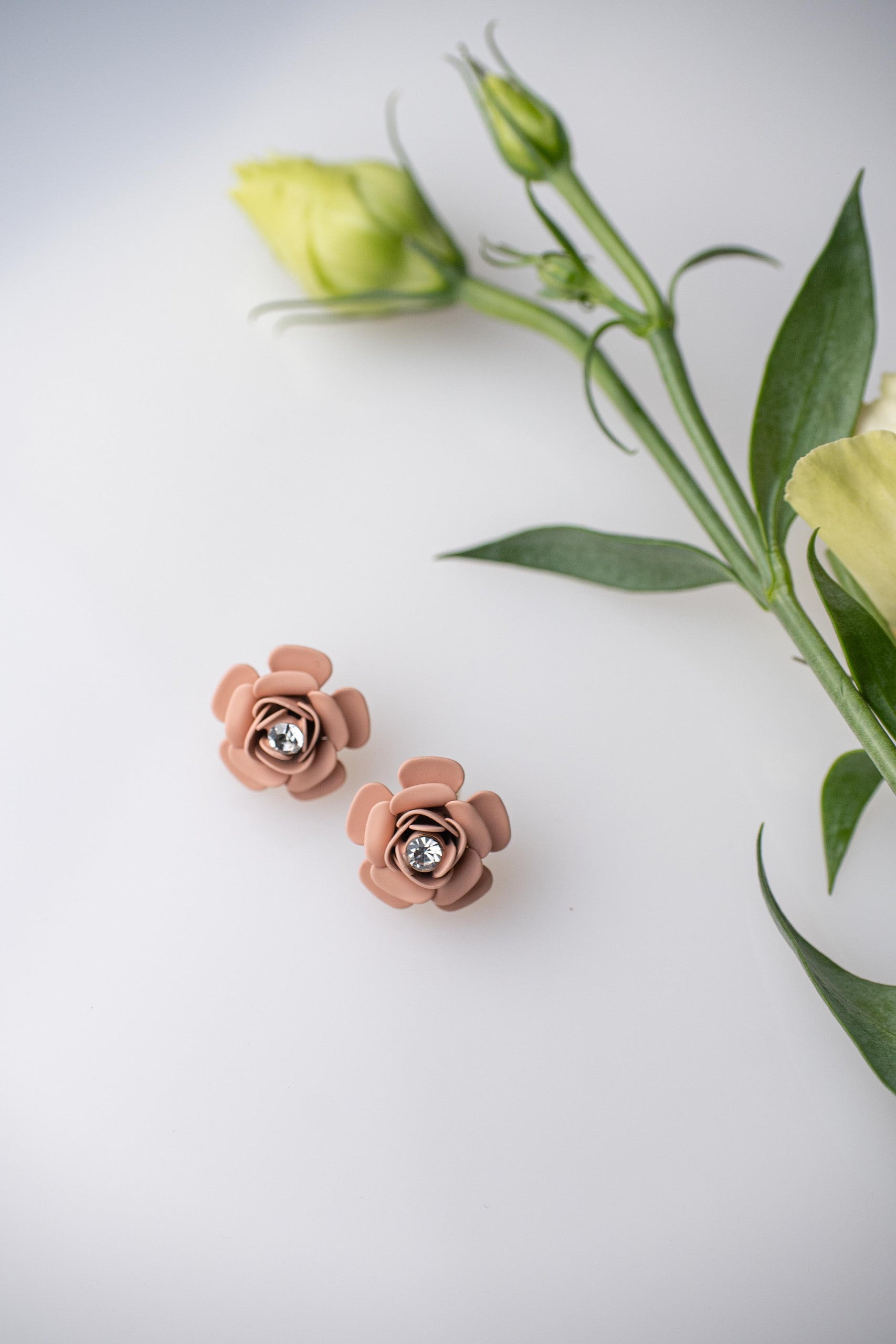 Orecchini a lobo "Camelia" rosa con cristallo
