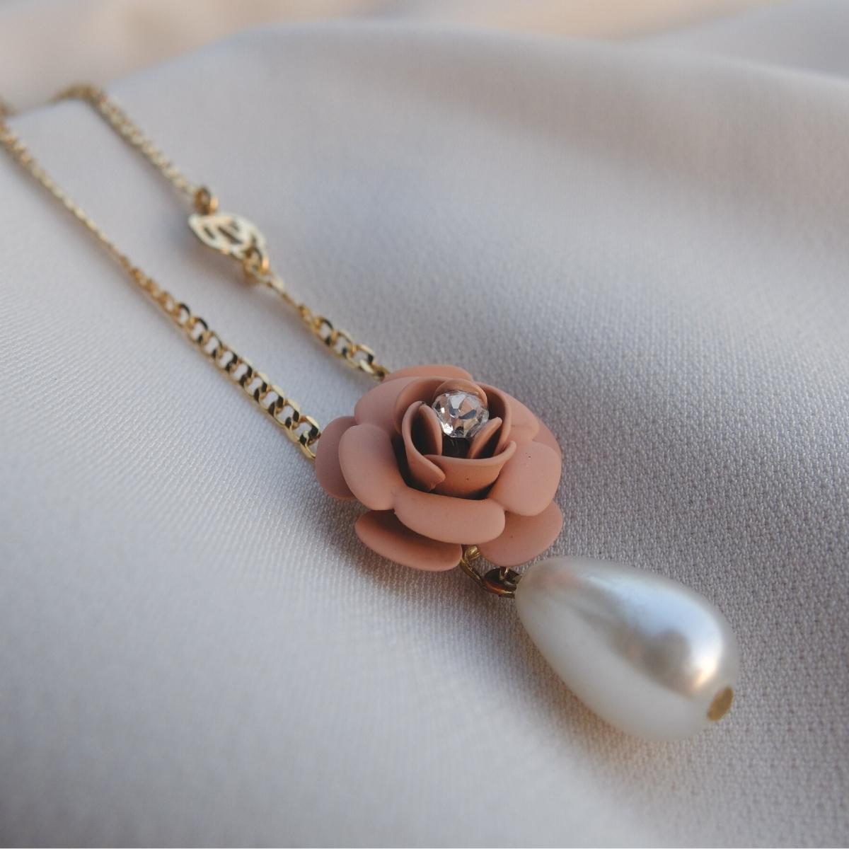 Collana a ciondolo "Camelia" Rosa Cipria con Perla pendente
