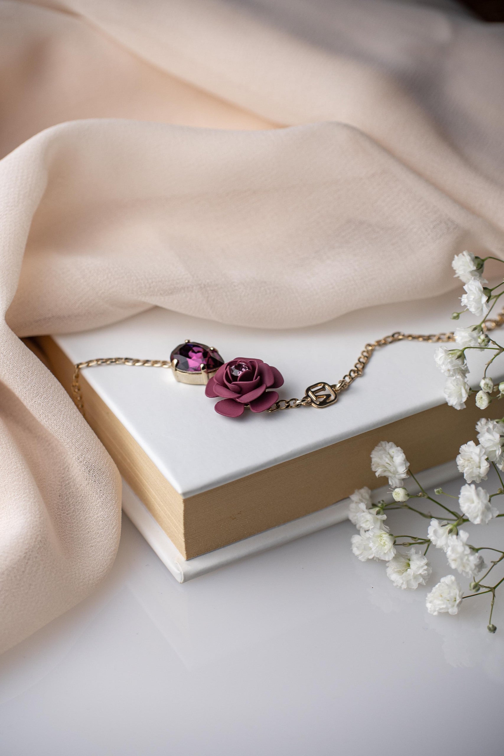 Bracciale regolabile "Camelia" ciliegia con cristallo ametista