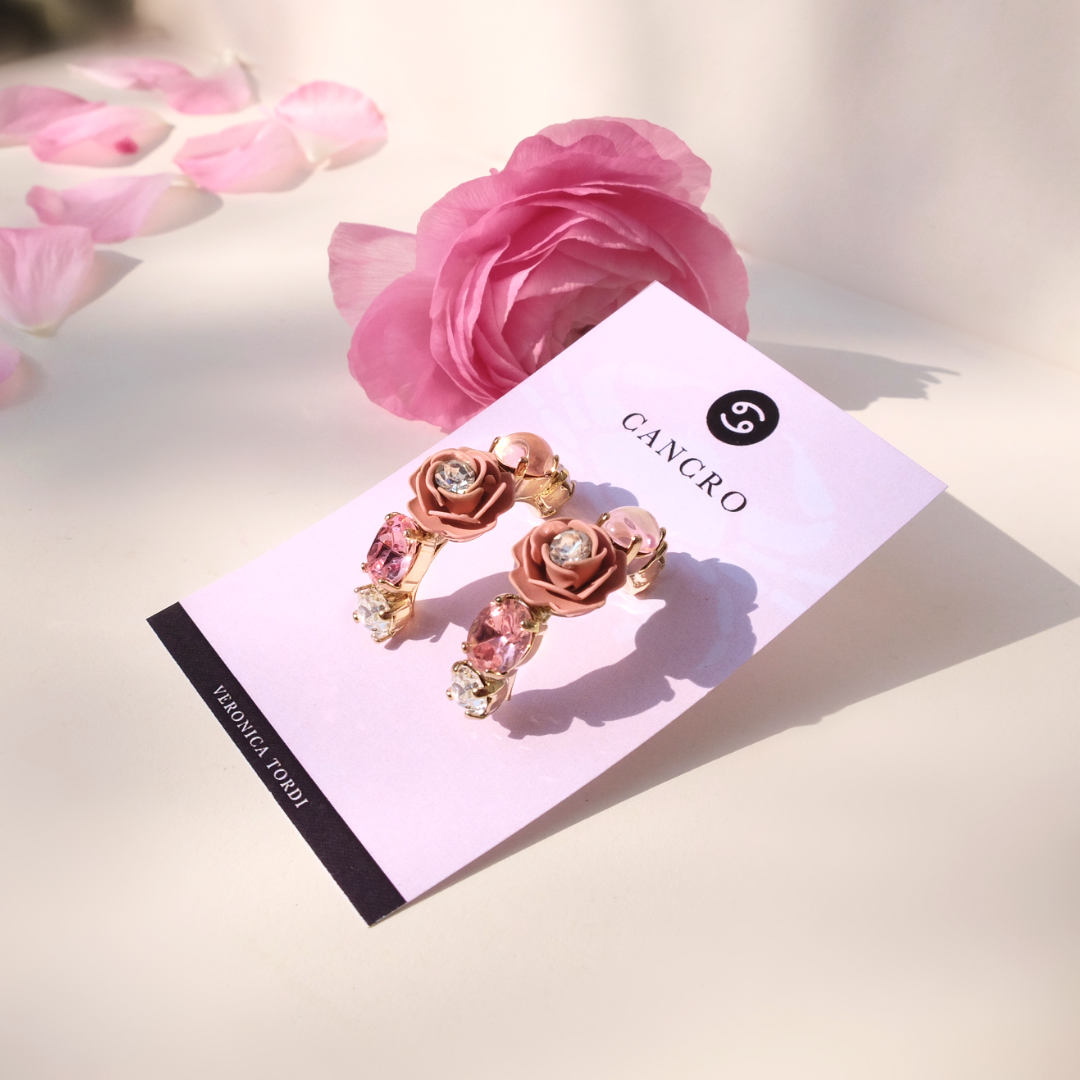 Orecchini a Cerchio "Cancro" con Camelia Rosa e cristalli