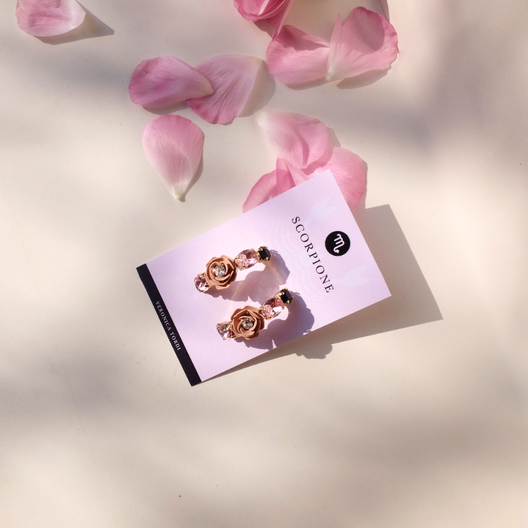 Orecchini a Cerchio "Scorpione" con Camelia Rosa e cristalli neri
