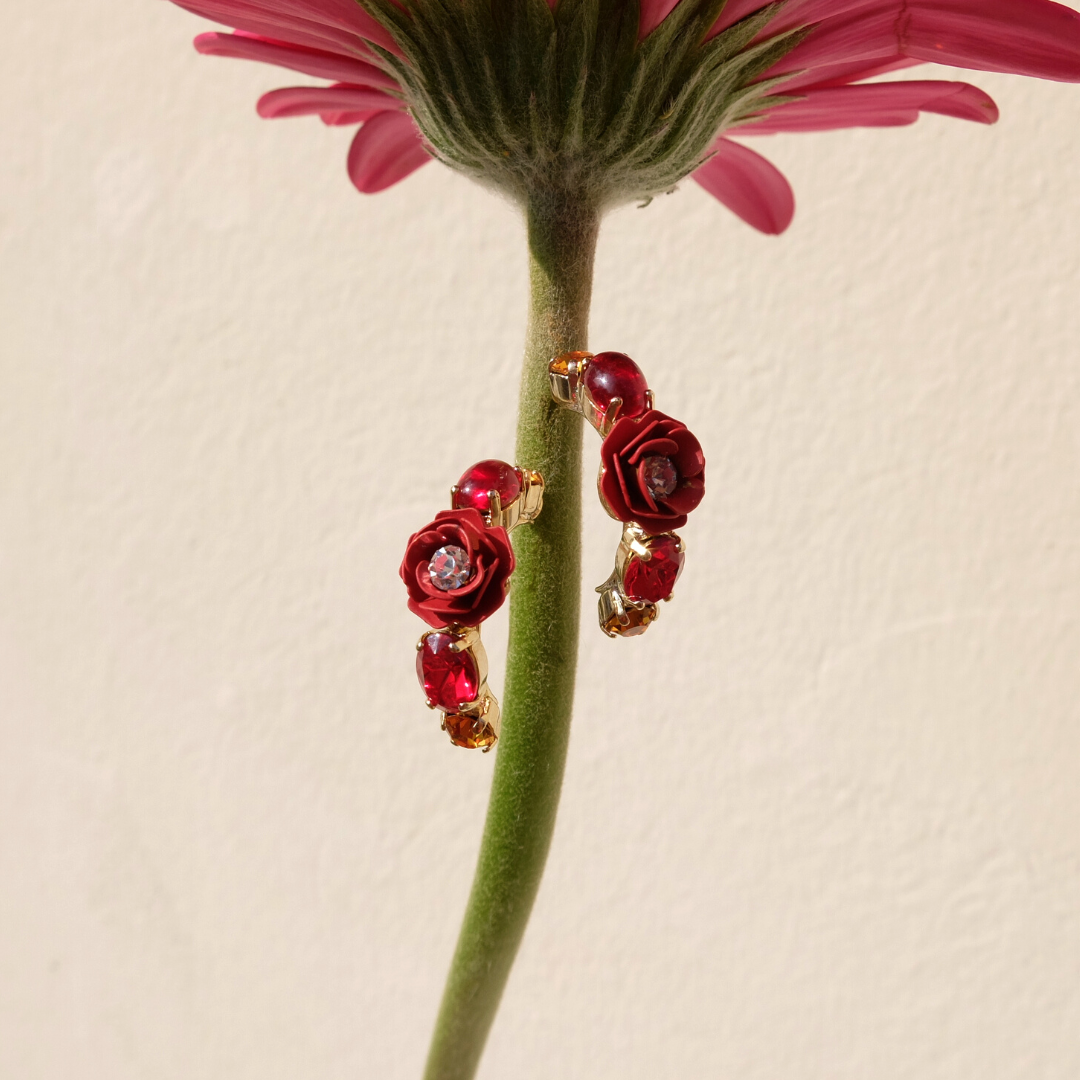 Orecchini a Cerchio "Ariete" con Camelia Rossa e cristalli