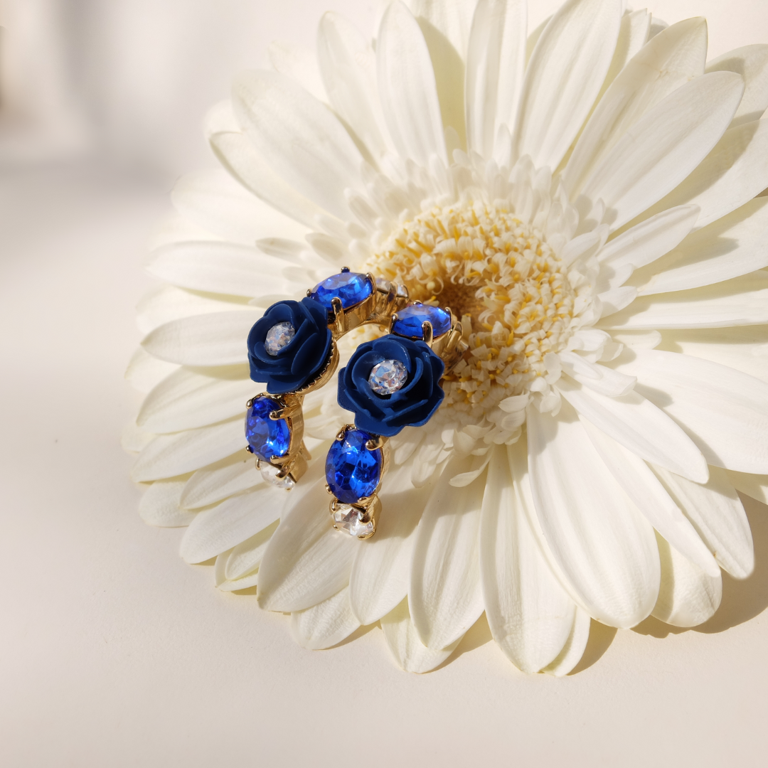 Orecchini a Cerchio "Aquario" con Camelia Blu e Cristalli