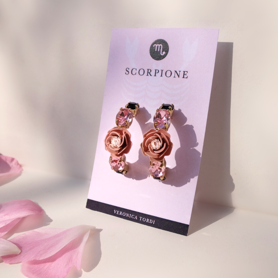 Orecchini a Cerchio "Scorpione" con Camelia Rosa e cristalli neri