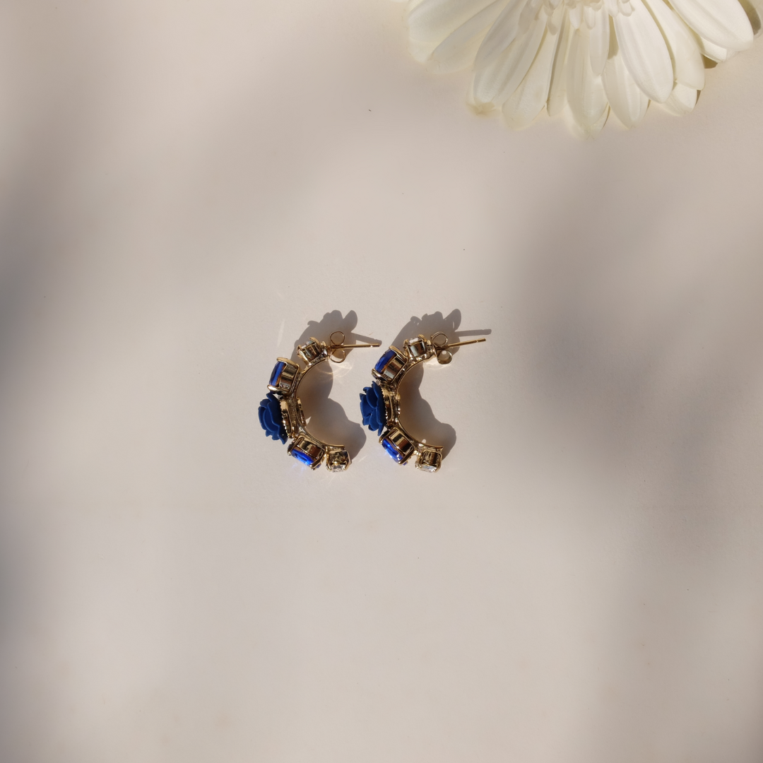 Orecchini a Cerchio "Aquario" con Camelia Blu e Cristalli