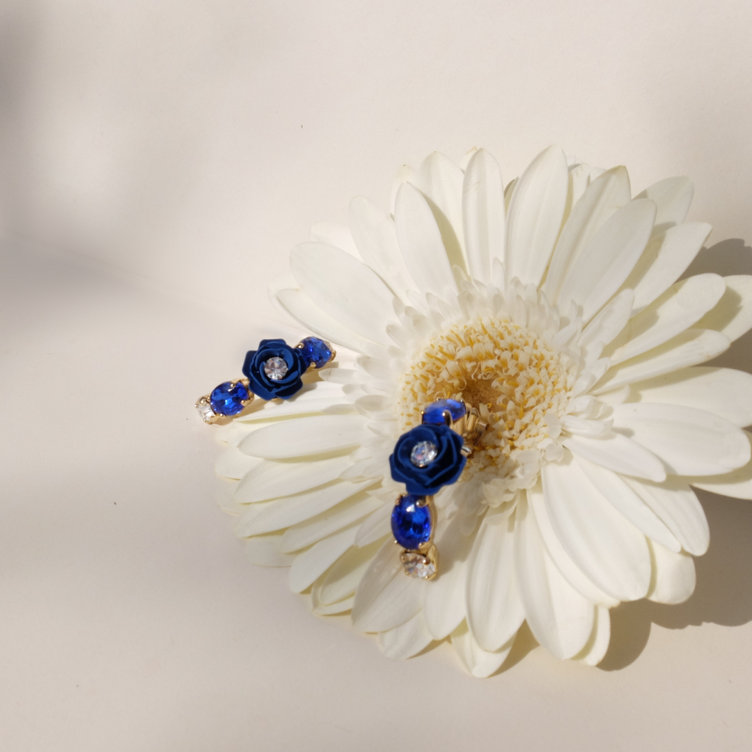 Orecchini a Cerchio "Aquario" con Camelia Blu e Cristalli