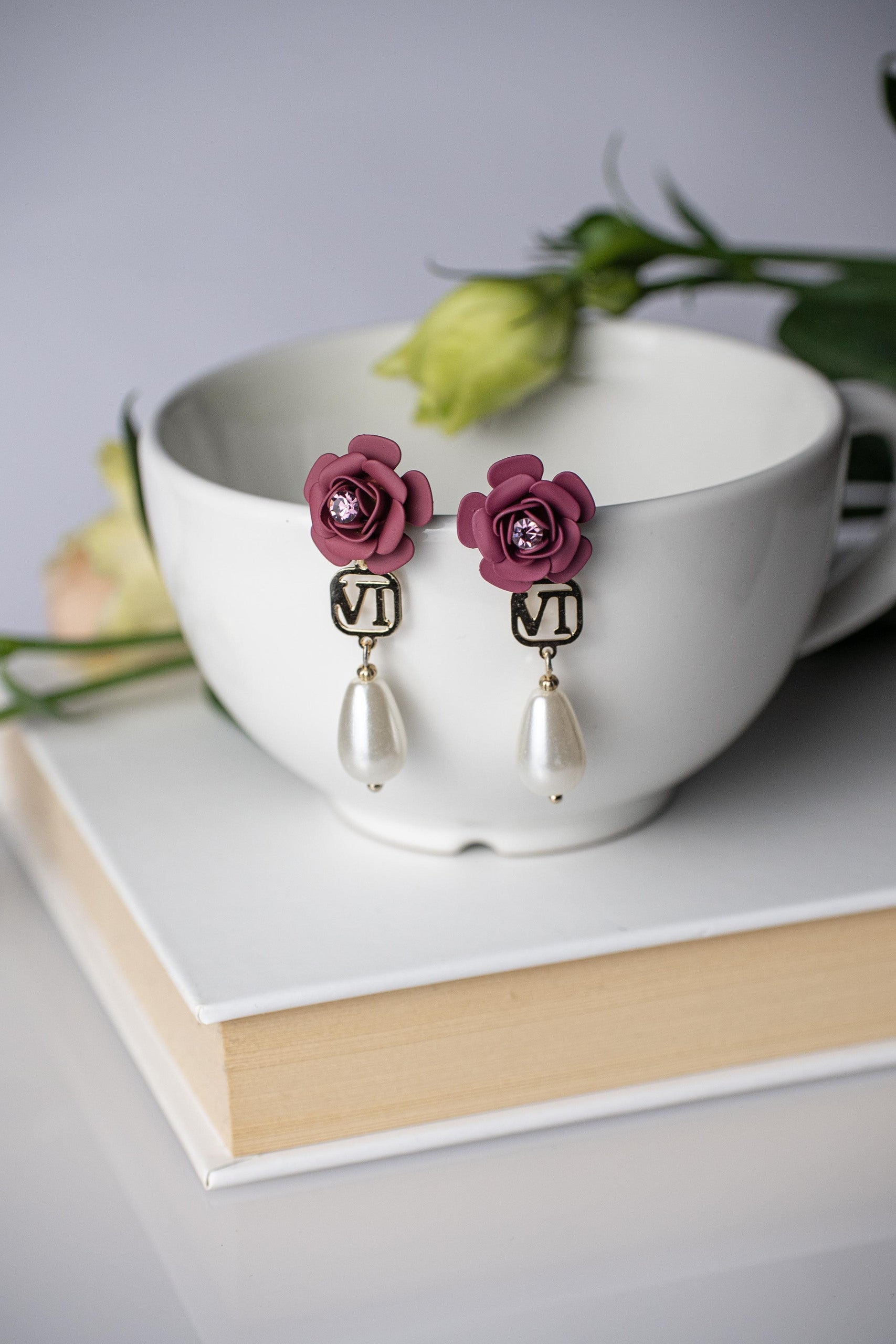 Orecchini pendenti "Camelia" ciliegia con cristallo malva e perla