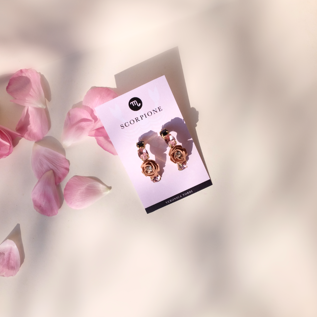 Orecchini a Cerchio "Scorpione" con Camelia Rosa e cristalli neri